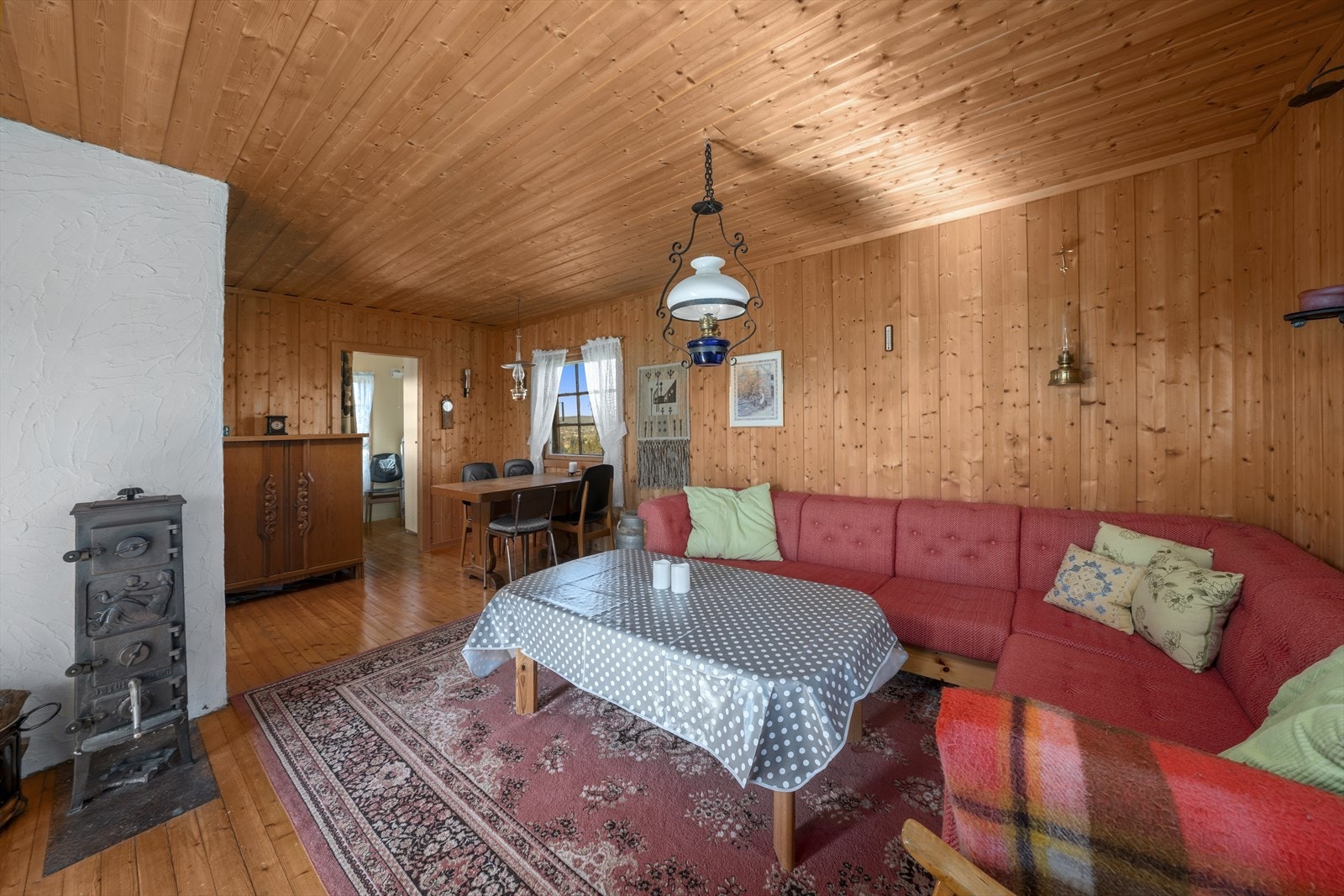 Det er tilkoblet en peis i stuen. Galleribilde