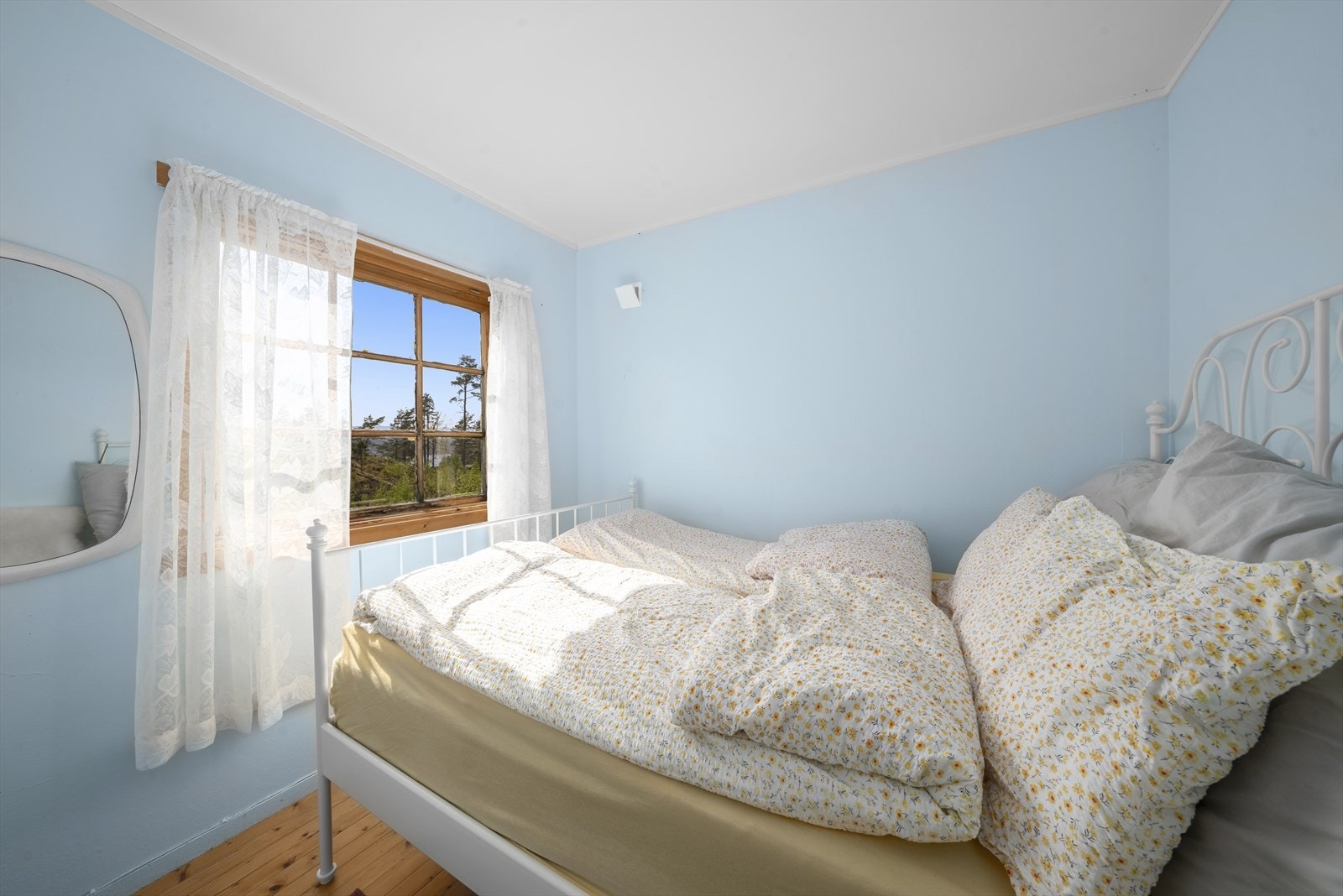 Rommene har plass til seng, nattbord og evt. garderobeløsning. Galleribilde