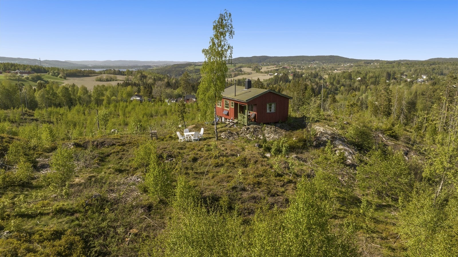 Hytta ligger fint til på en høyde. Galleribilde