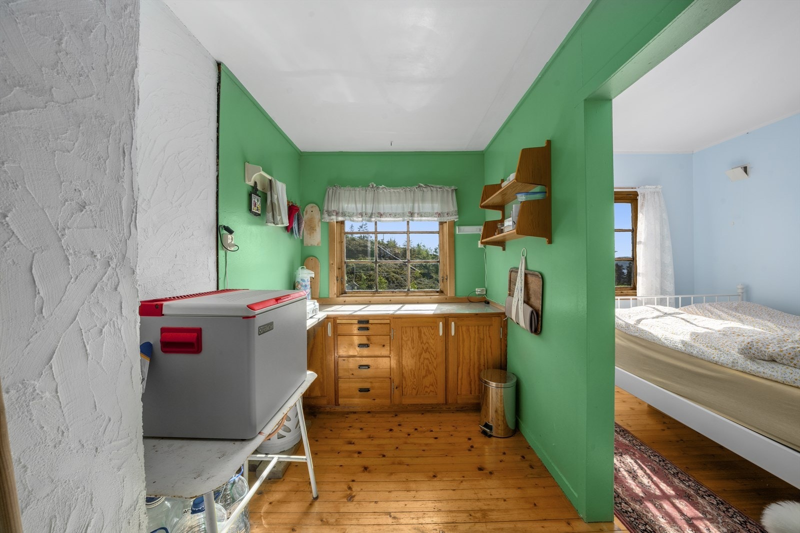 Enkelt hyttekjøkken med benkeskap/skuffer og benkeplate. Selger har benyttet kjølebag og platetopp på egen propantank. Galleribilde