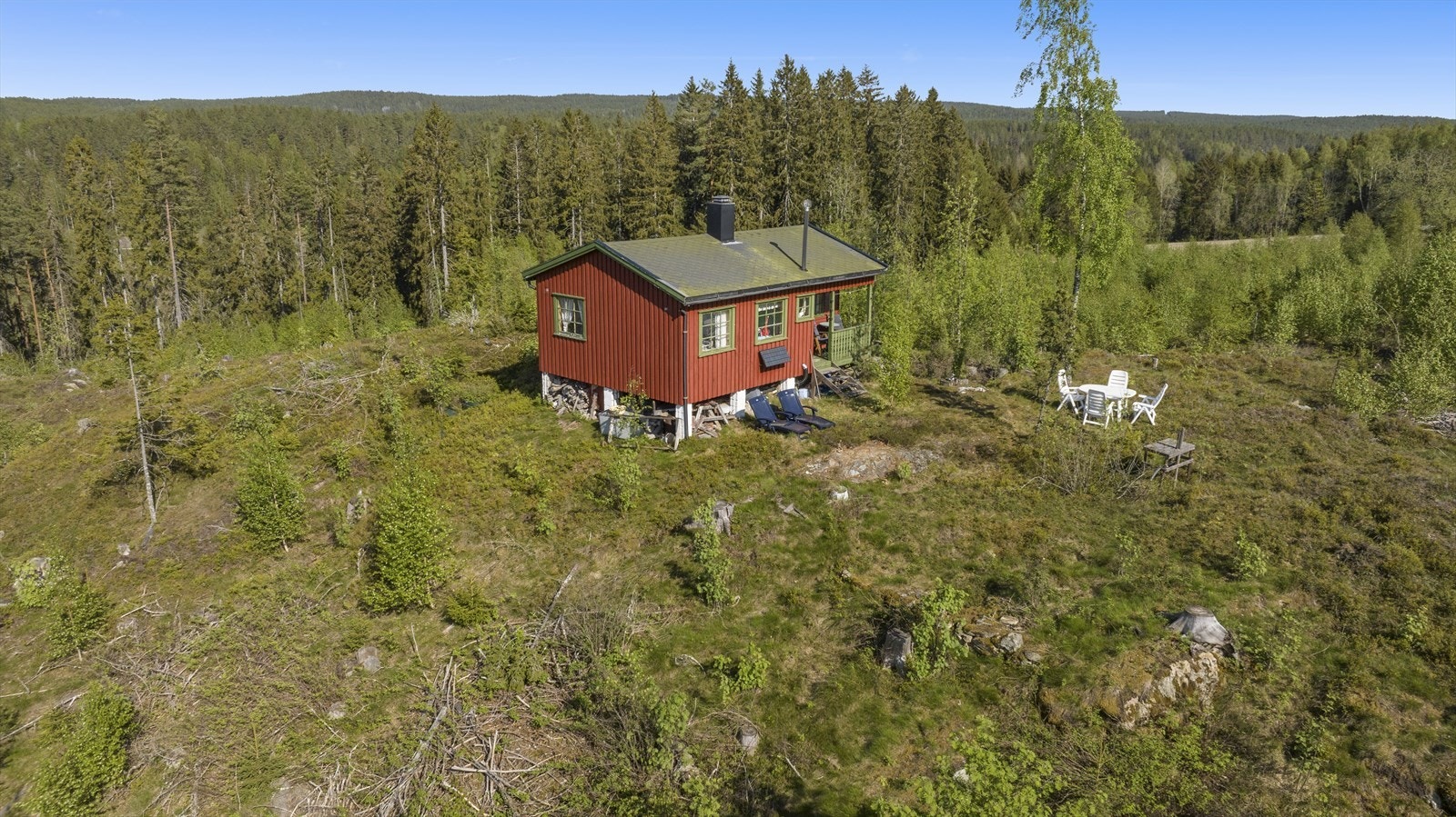 Fra hytta er det fin utsikt mot Øyeren, samt fine solforhold. Galleribilde