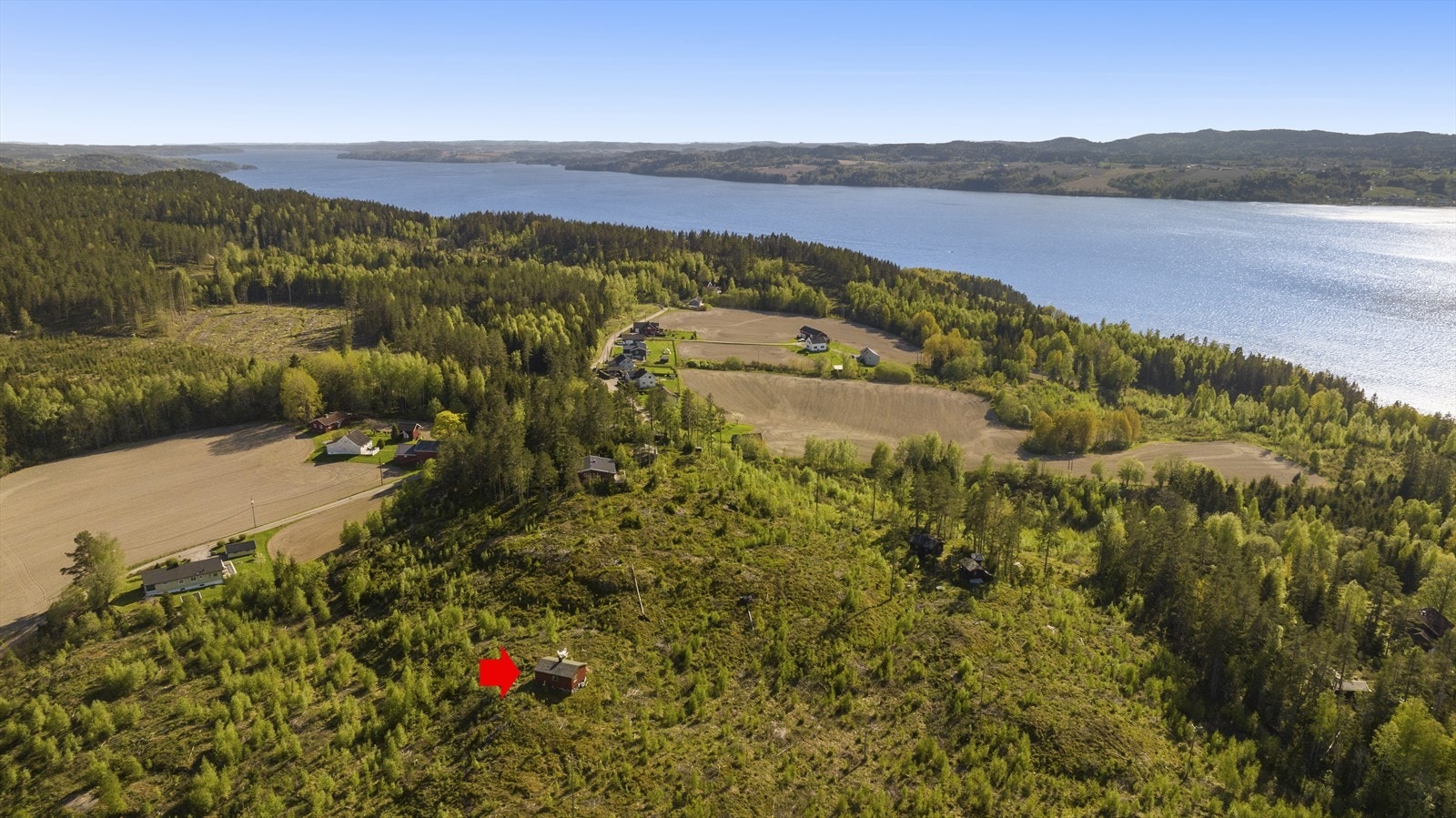 De omkringliggende områdene er landlige, med lite bebyggelse tett innpå. Galleribilde