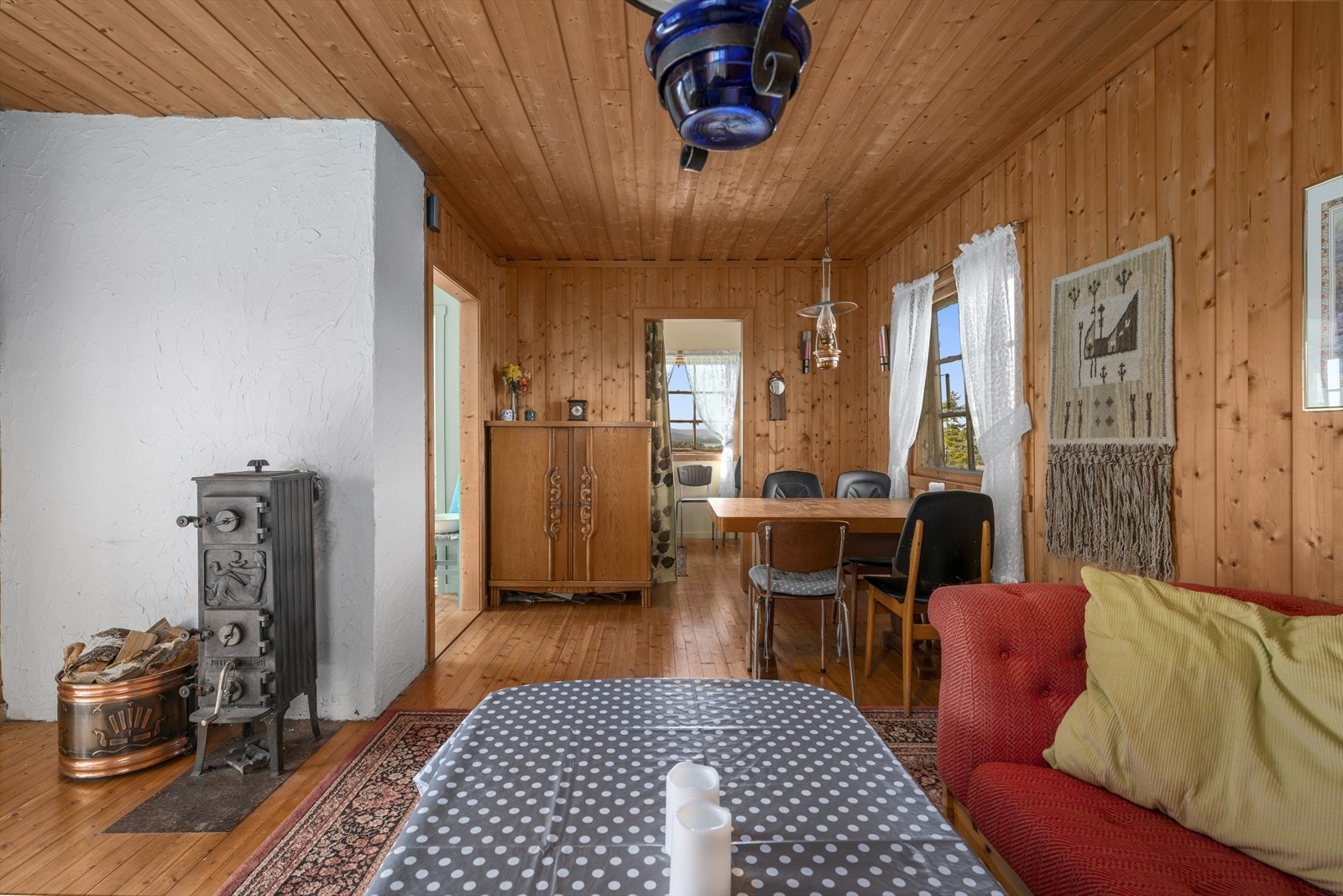 Mot kjøkkenet er det plass til spisebord. Galleribilde