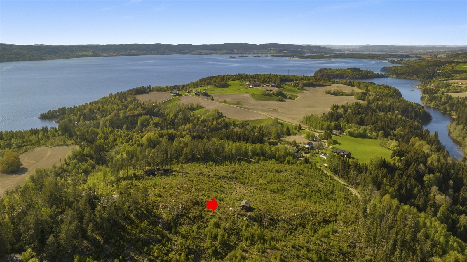 Dagligvarebutikk Joker ligger ca. 1 km fra eiendommen. Galleribilde