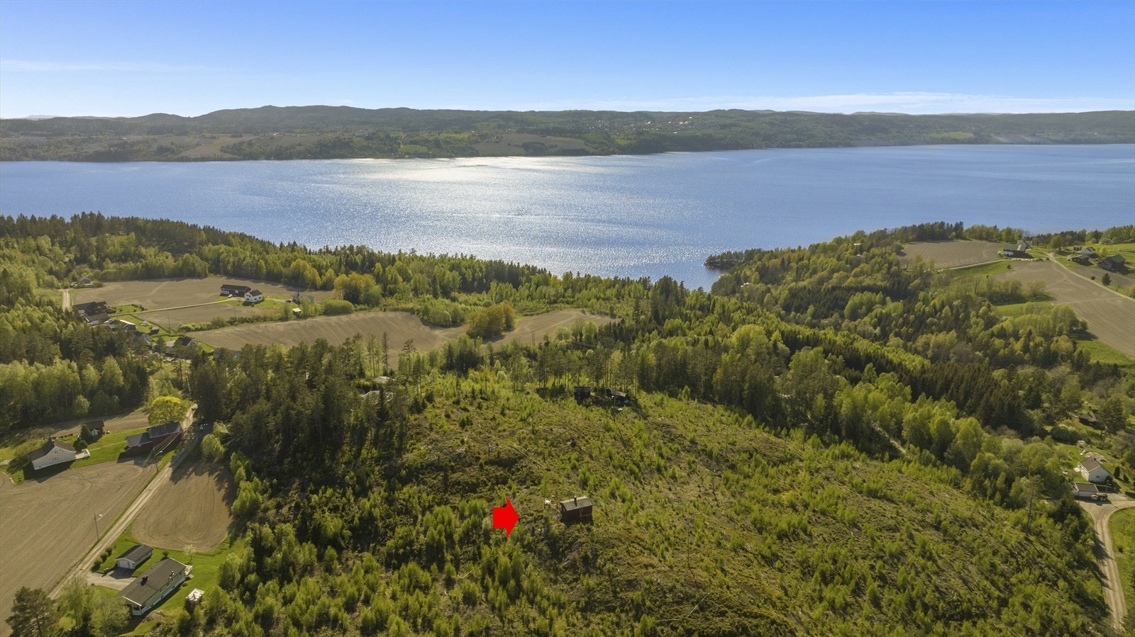 Fra hytta er det fin utsikt mot Øyeren, samt fine solforhold. Galleribilde