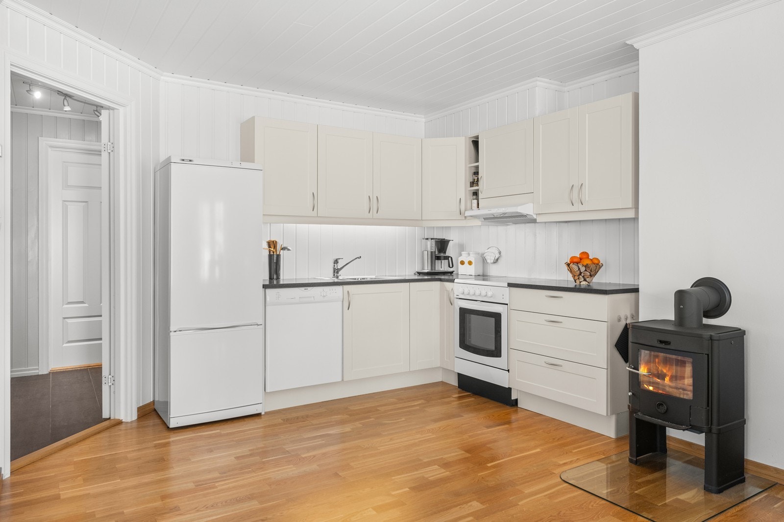 Vedovnen gir god varme og lun hygge til rommet Galleribilde