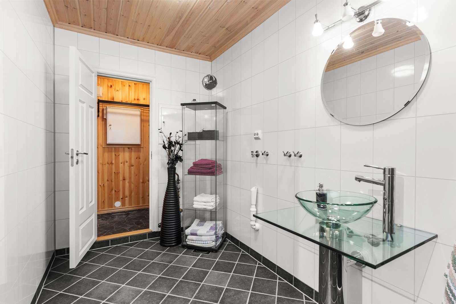 Stort bad med lekker innredning Galleribilde