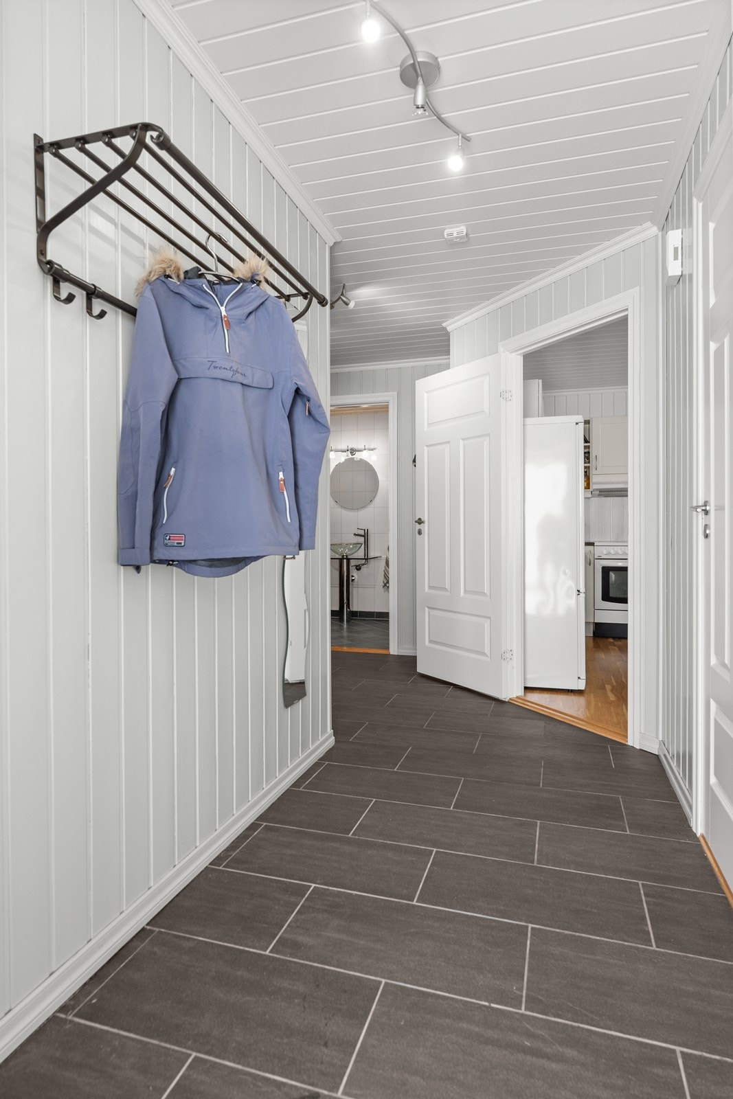 Entréen er stor - innredet med praktiske fliser og god plass til yttertøy Galleribilde