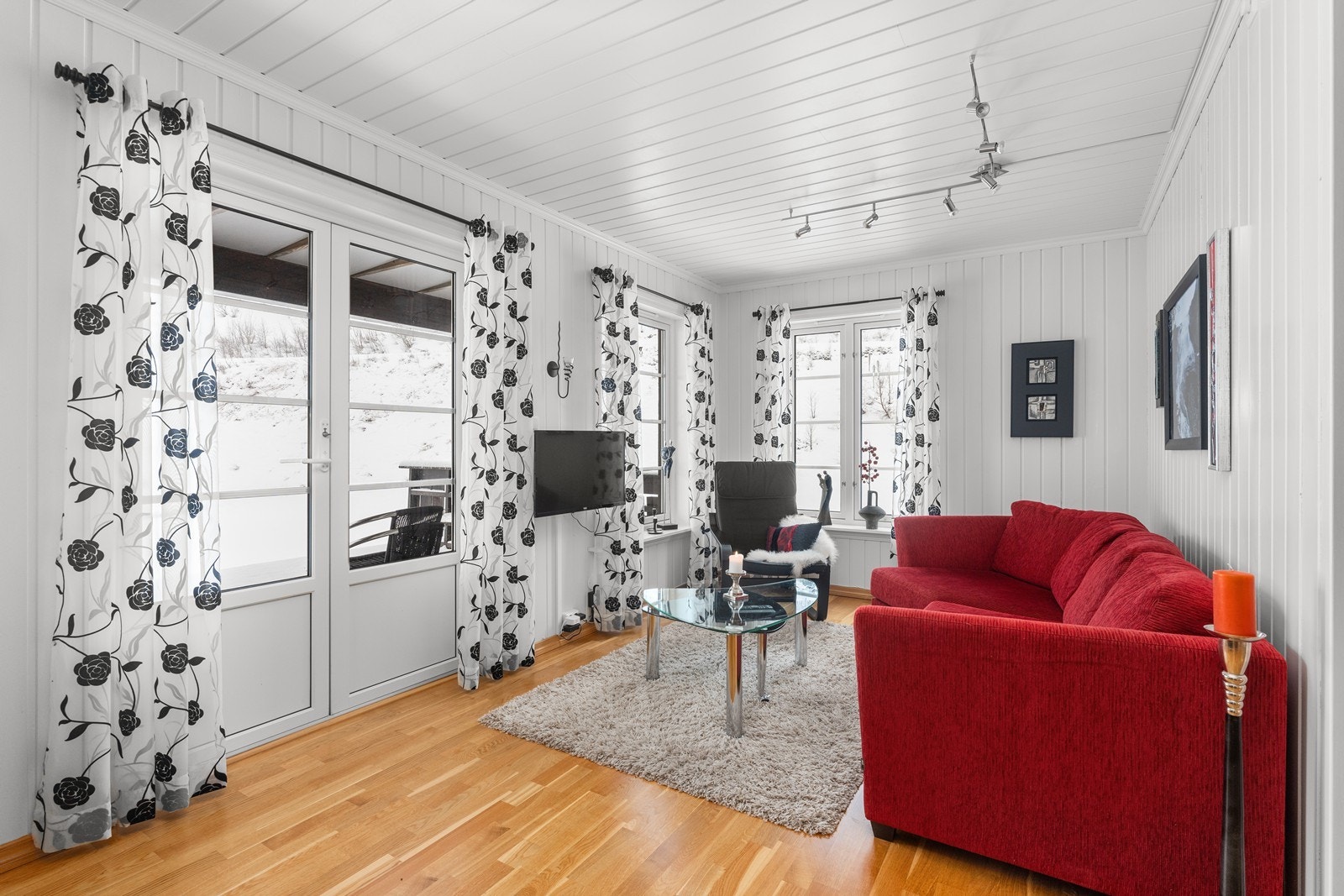 De store vindusflatene gir et godt og naturlig lys i stuen og sikrer god kontakt med inne- og uteområdene Galleribilde