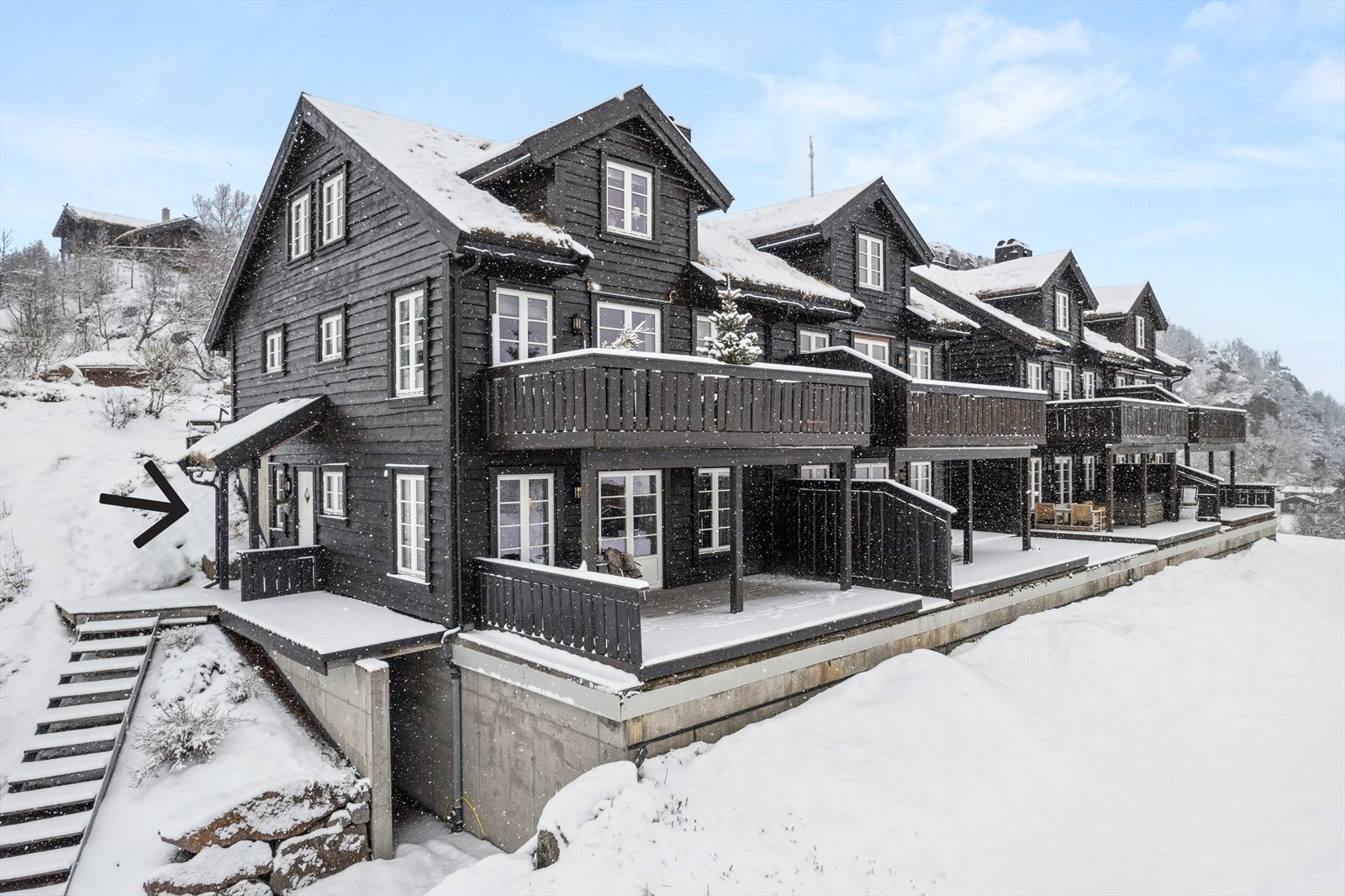 Leiligheten ligger fint til med lekeområdet rett ved siden av og inngang til garasjen like under Galleribilde