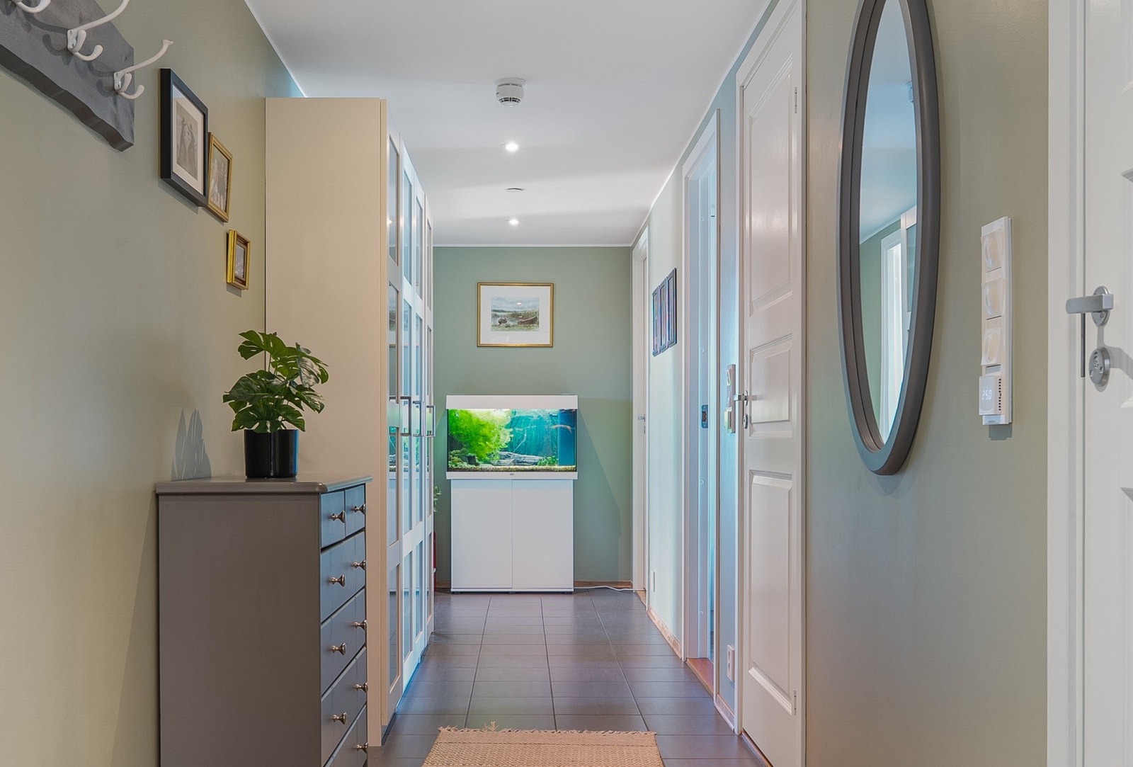 Entreen leder fra inngangsdøren og frem til stuen, med bad, wc og soverom langs høyre vegg i bildet. Galleribilde