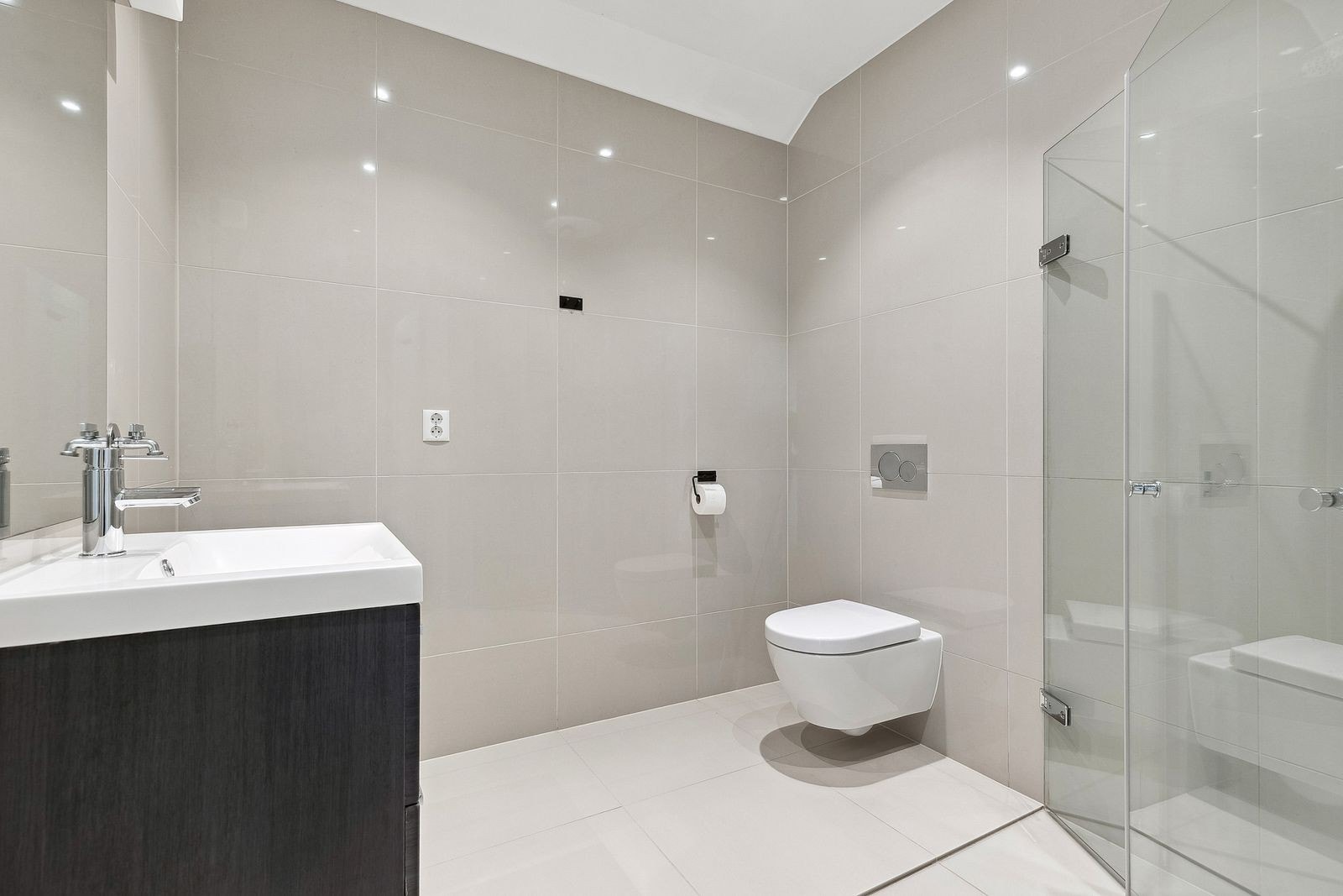 Pent flislagt bad, med varmekabler, regnfallsdusj og vaskemaskin. Galleribilde