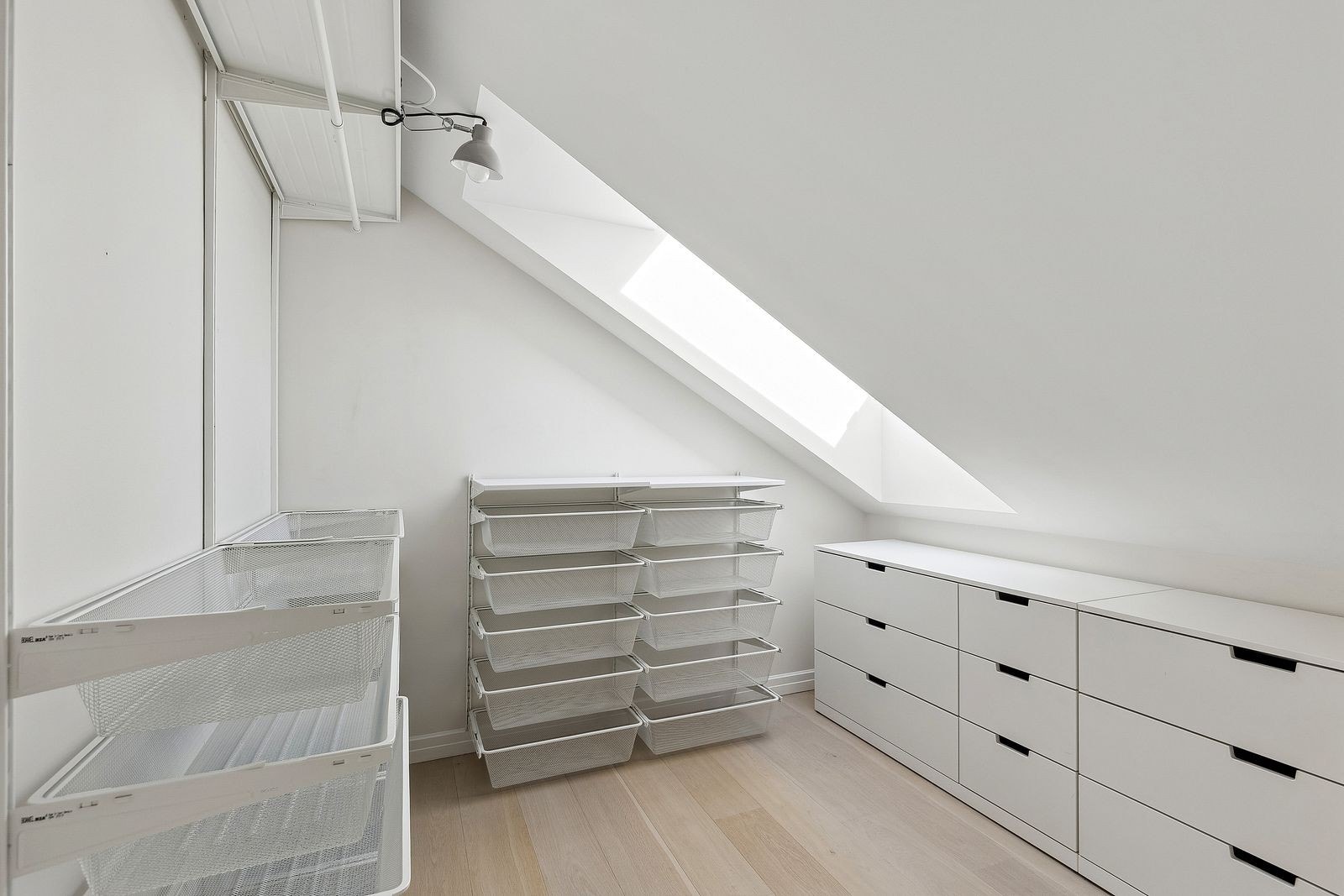 Walk-in garderobe med god oppbevaringsplass. Galleribilde