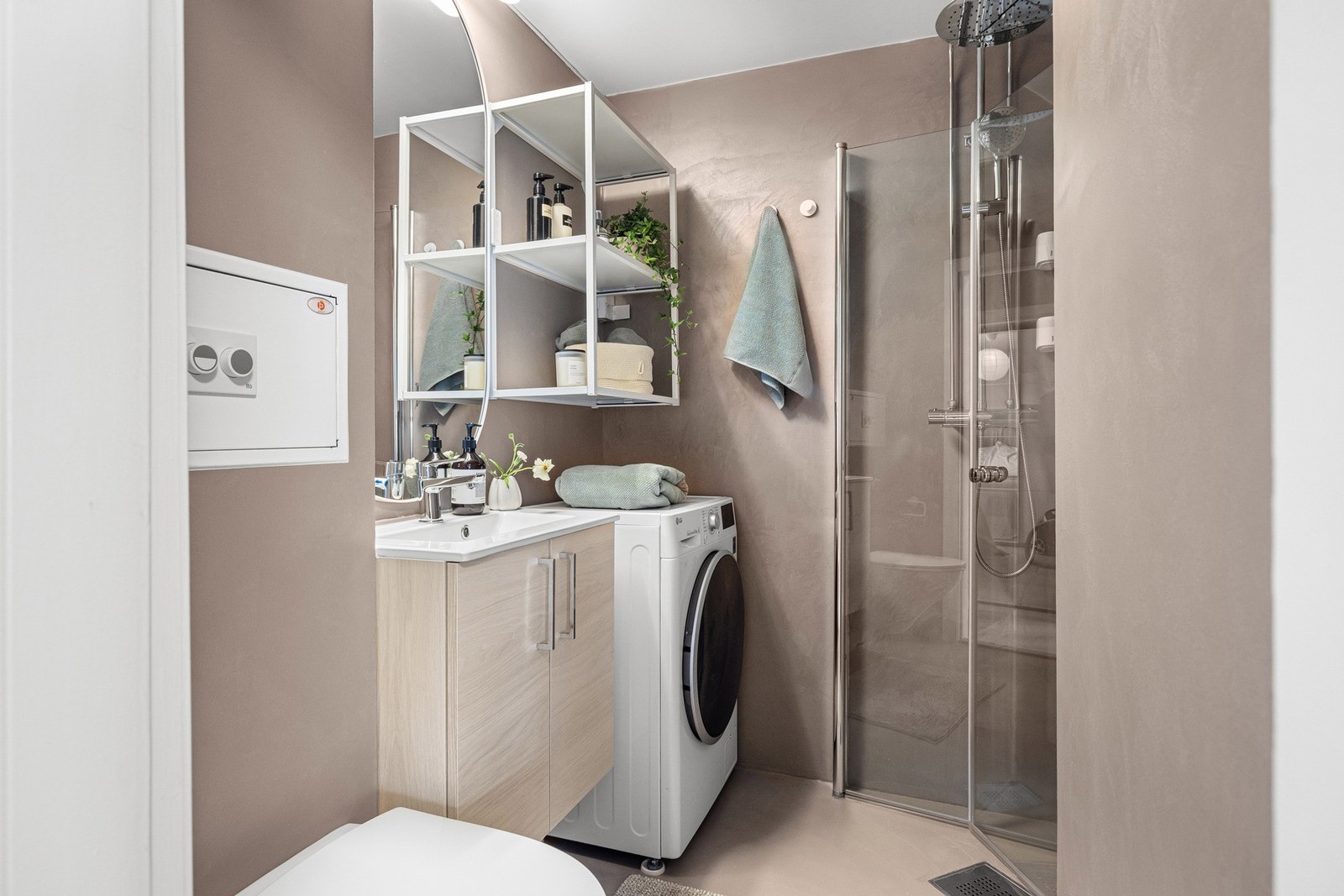 Innbydende bad, rehabilitert i borettslagets regi i 2005/2006. I 2022 ble det lagt mikrosement på overflater for et moderne og stilrent uttrykk. Galleribilde