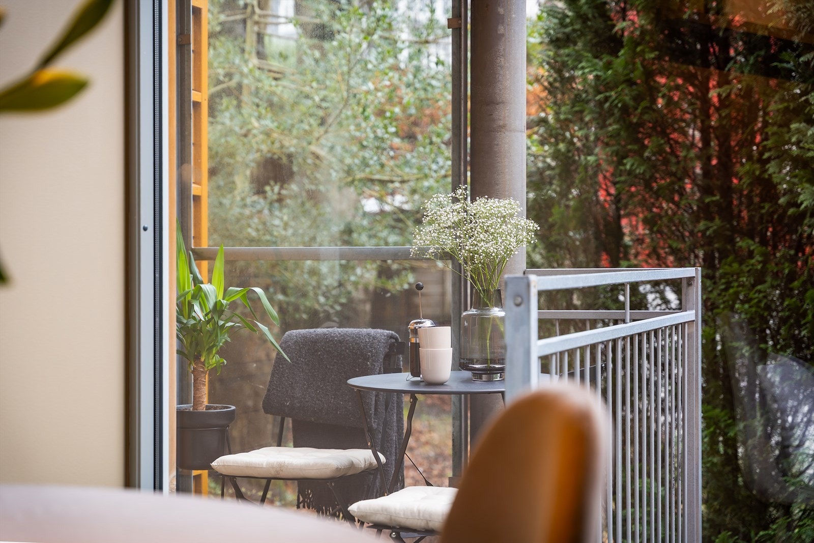 - Ikke minst byr leiligheten på en koselig altan på 2,7 m² - Galleribilde