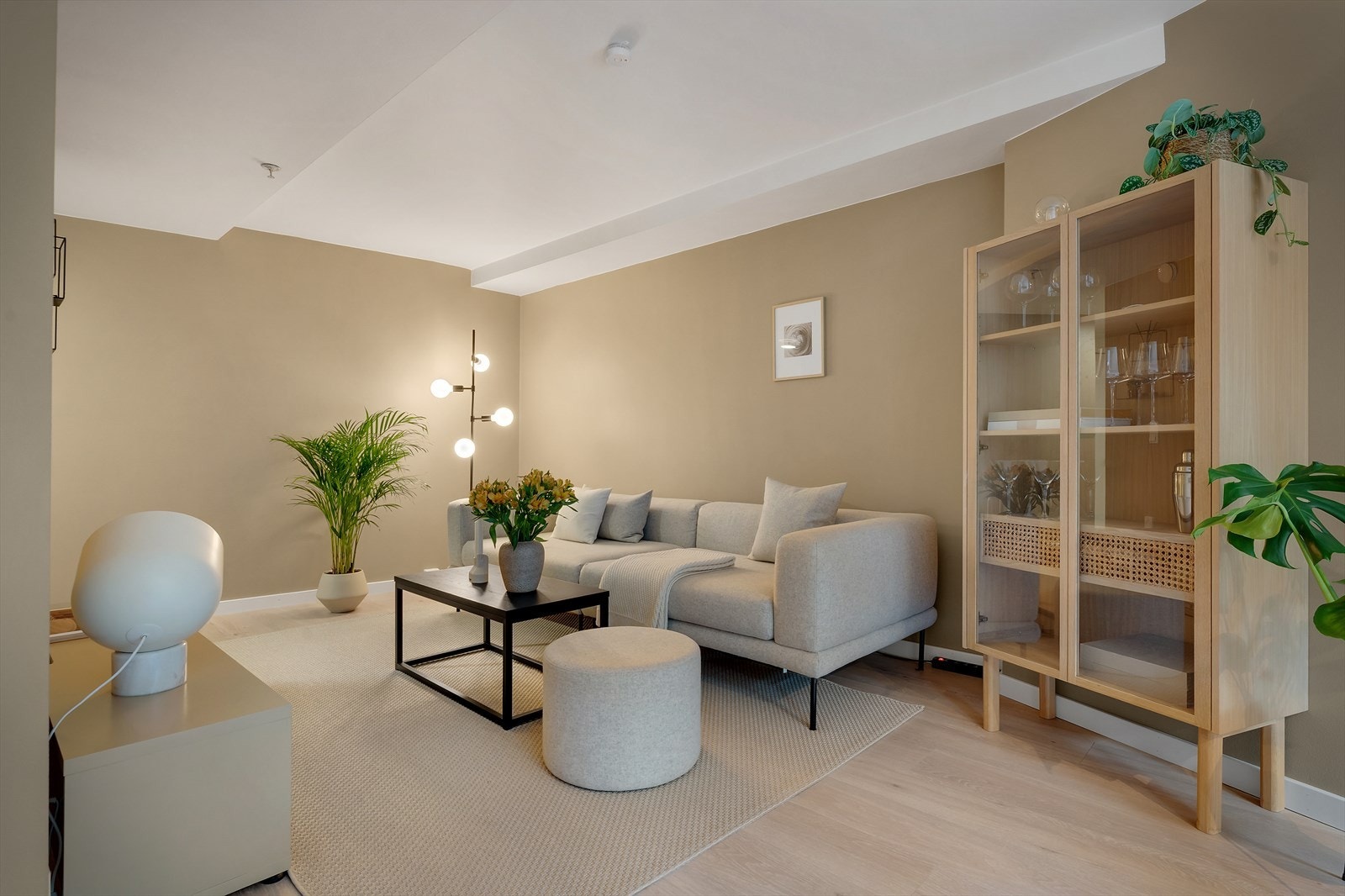 - Lyst og lekkert laminatgulv fra 2020 gjennomgående i hele leiligheten, med unntak av badet - Galleribilde