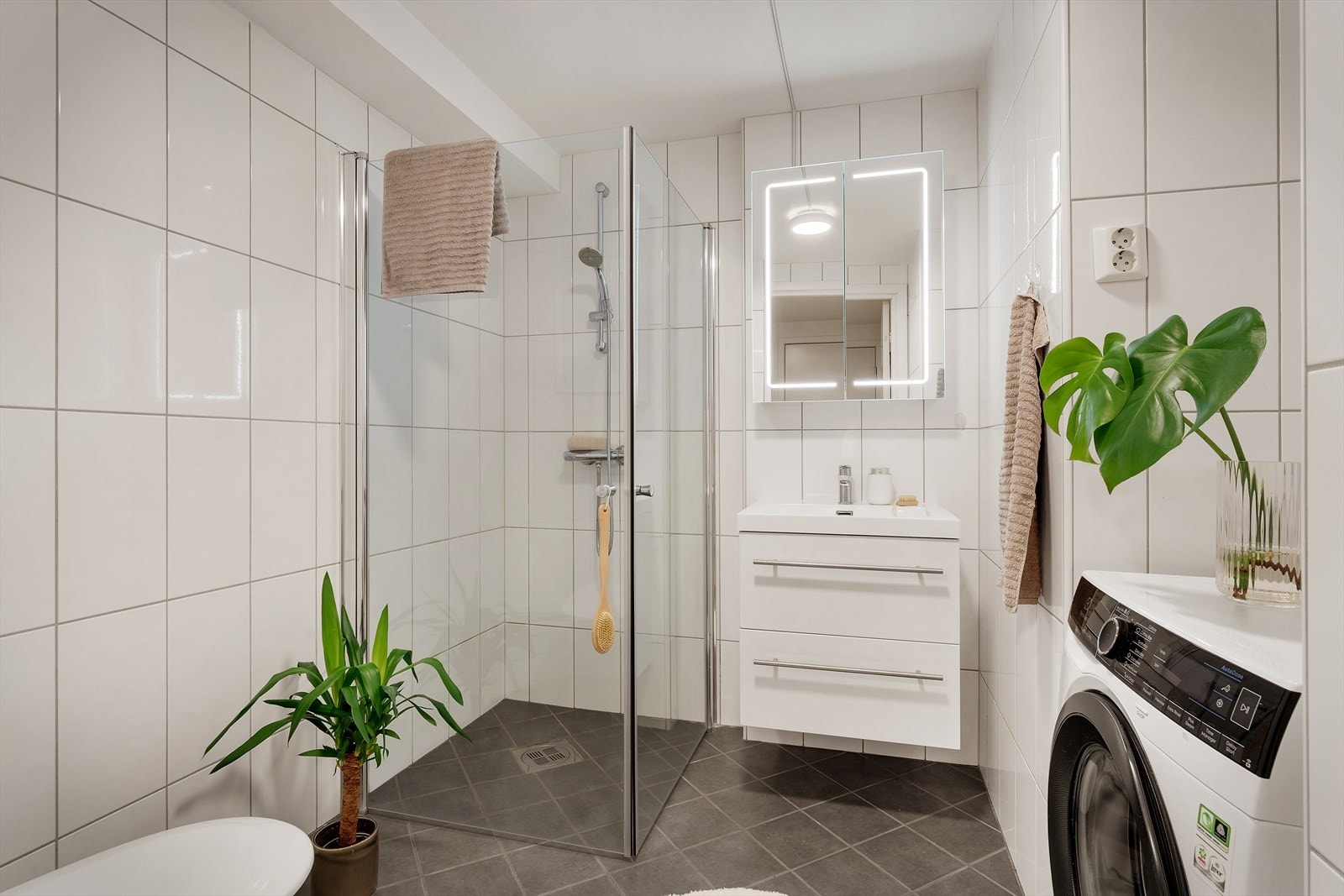 - Lyst tidløst bad på 4,6 m² med behagelig varme i gulvet - Galleribilde