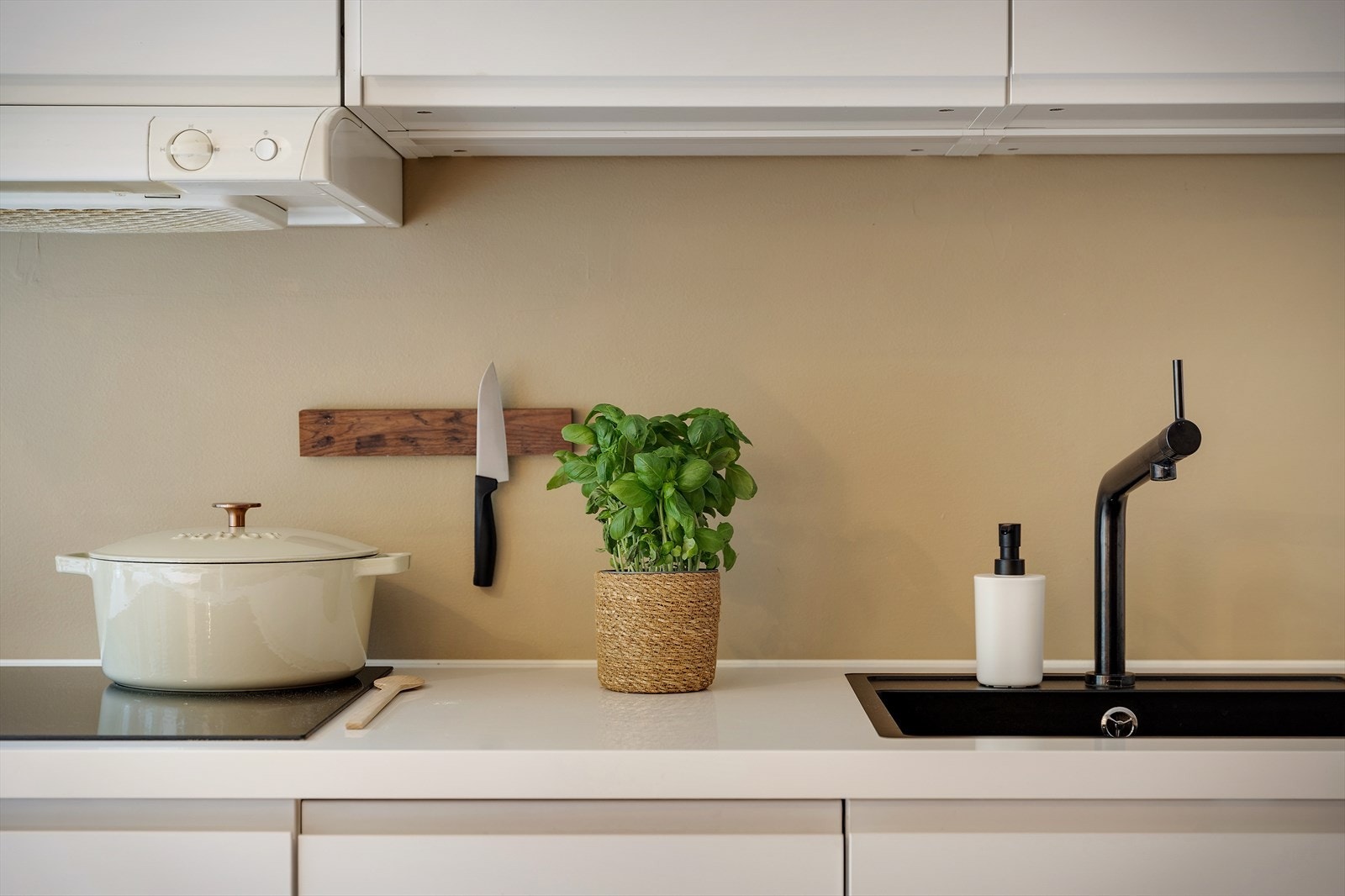 - På kjøkkenet er det integrert induksjon platetopp, stekeovn, oppvaskmaskin og kombinert kjøl- og fryseskap - Galleribilde