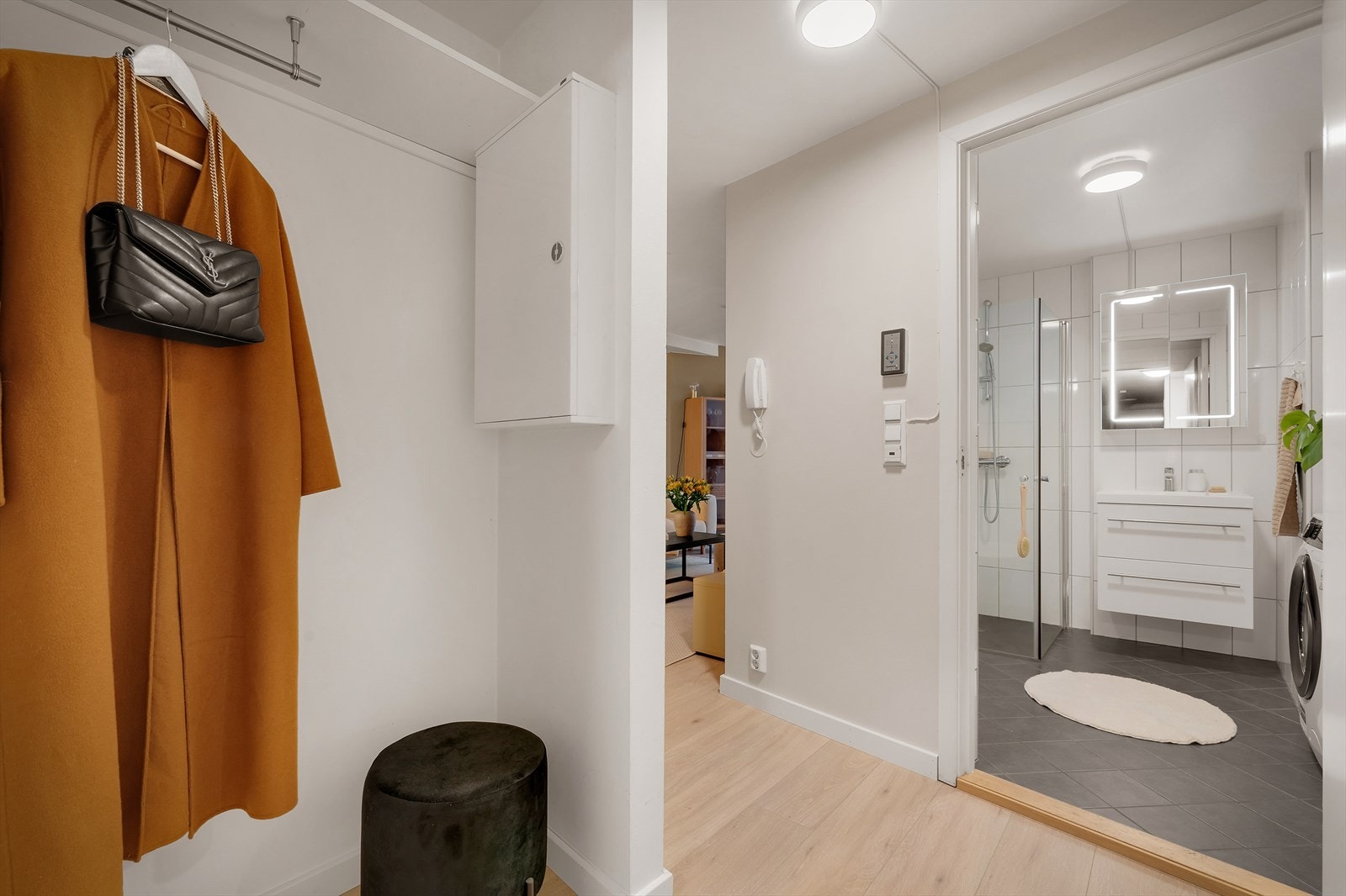 - En lys og innbydende entré med god plass til å henge fra seg yttertøy - Galleribilde
