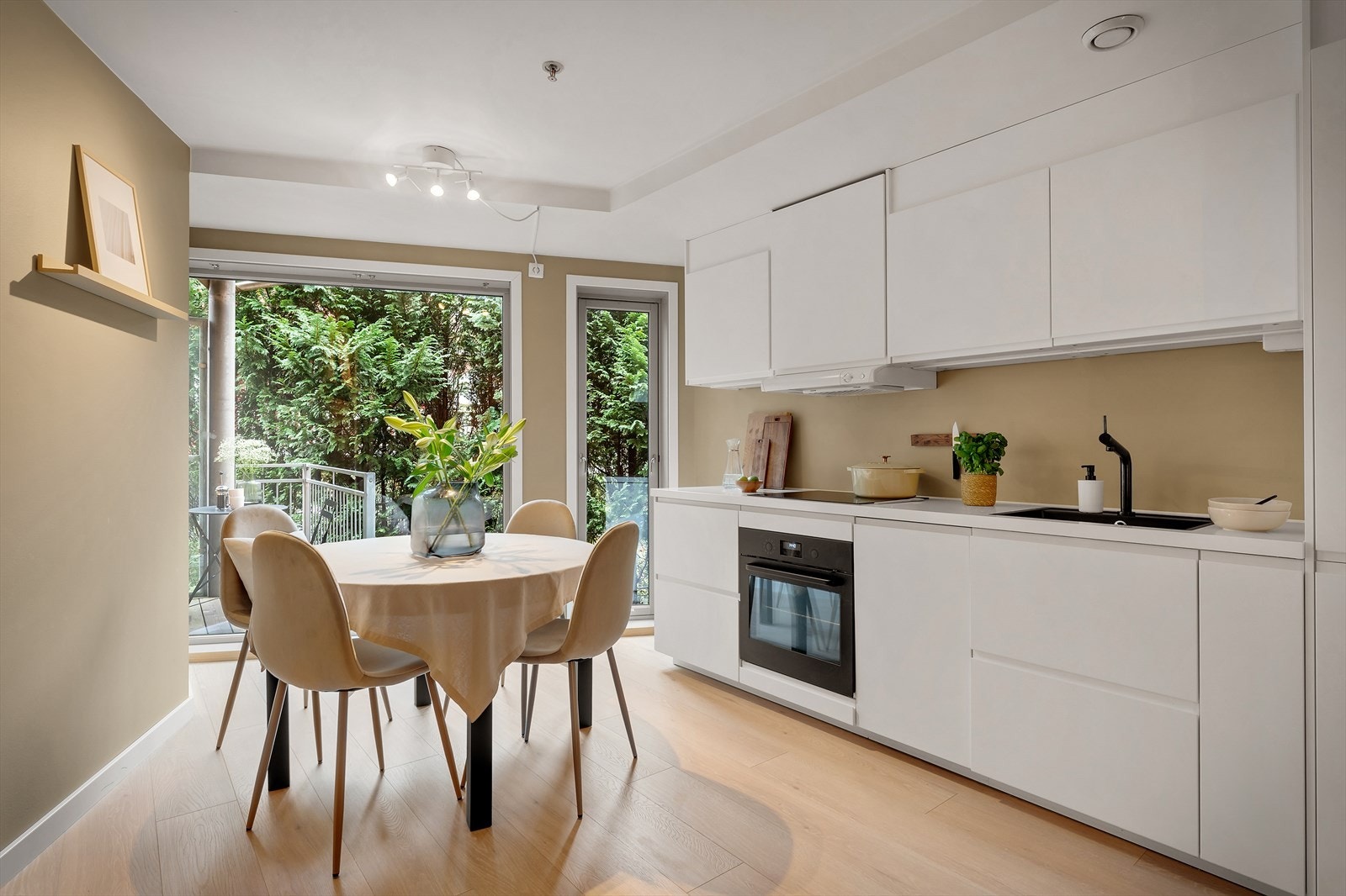 - Tidløst kjøkken med slette fronter og laminat benkeplate - Galleribilde