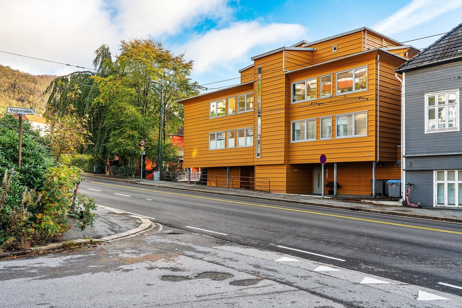 - Rett over veien for boligen finner du den nærmeste bussholdeplassen, Fridalen - Galleribilde