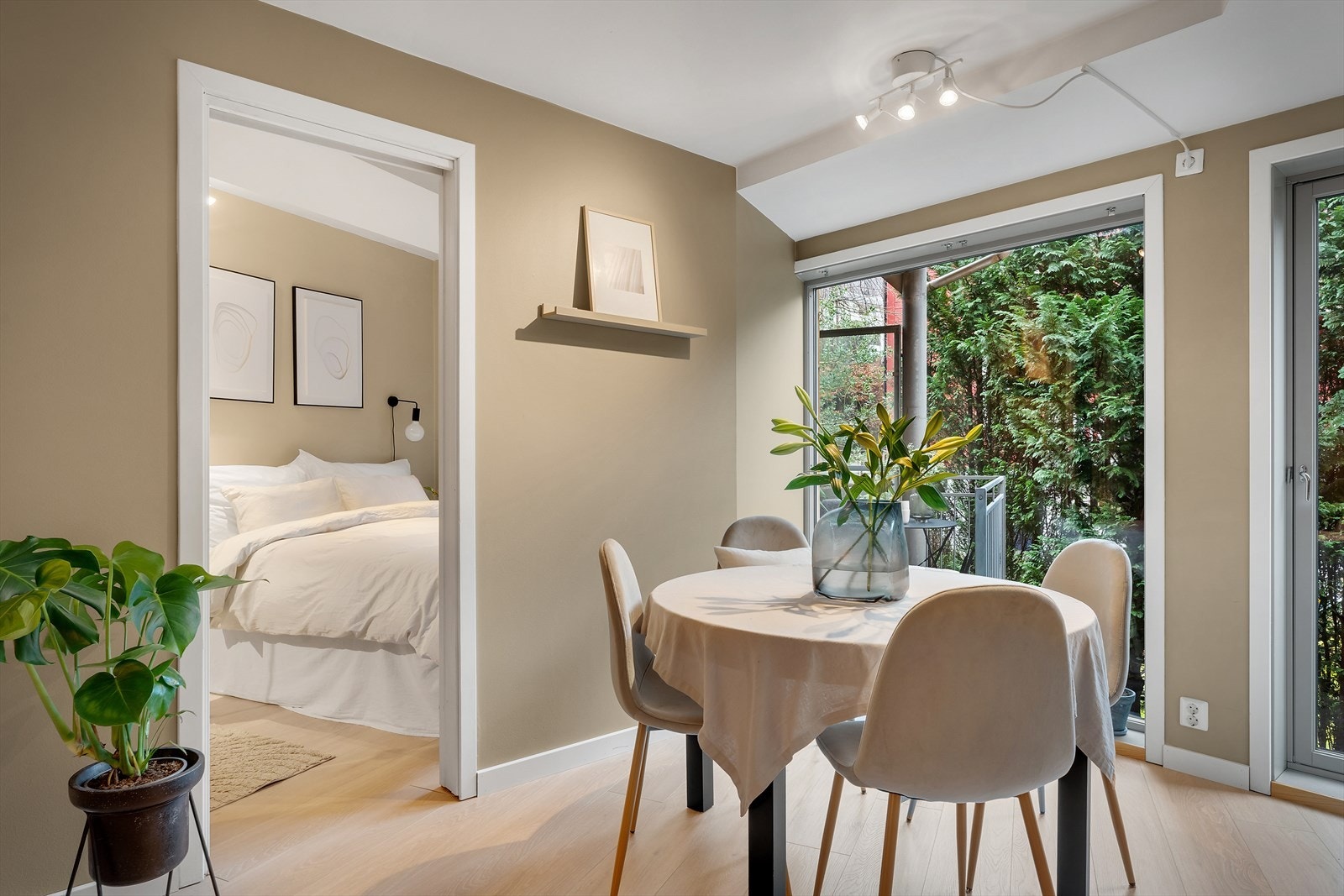 - Generøse vindusflater slipper inn rikelig med verdifullt dagslys - Galleribilde