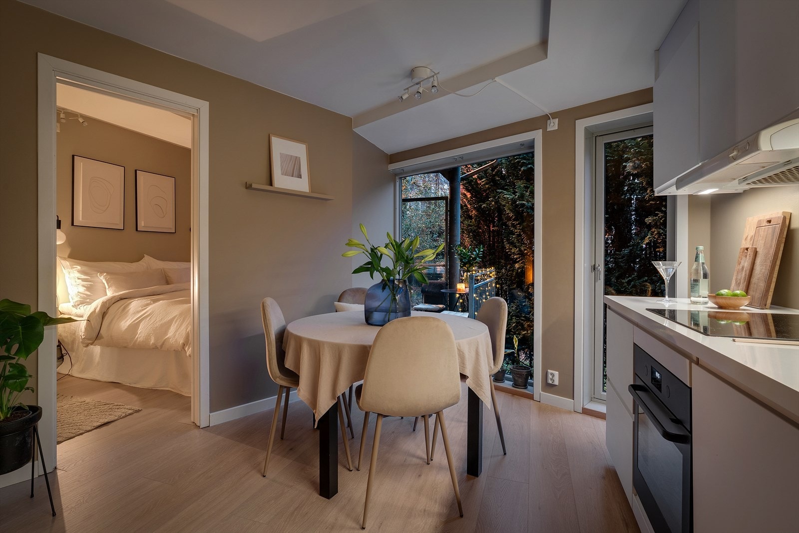 - Koselig kveldsstemning i leiligheten - Galleribilde