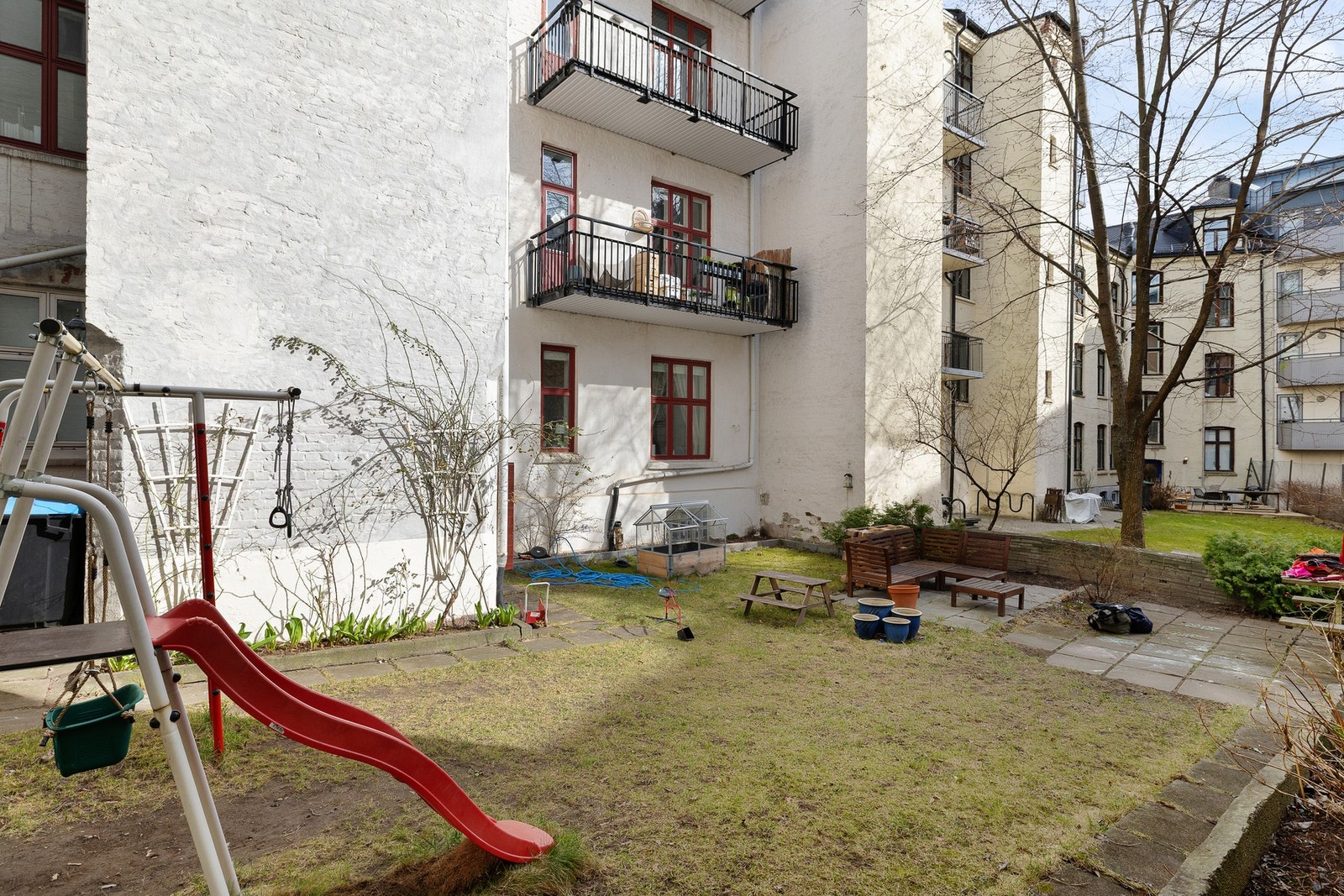 Parkmessig opparbeidet gårdsrom i rolig og tilbaketrukket gate. Galleribilde