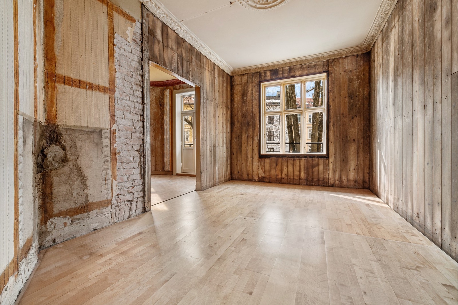 Det må påregnes revonering av samtlige innvendige bygningsdeler. Galleribilde