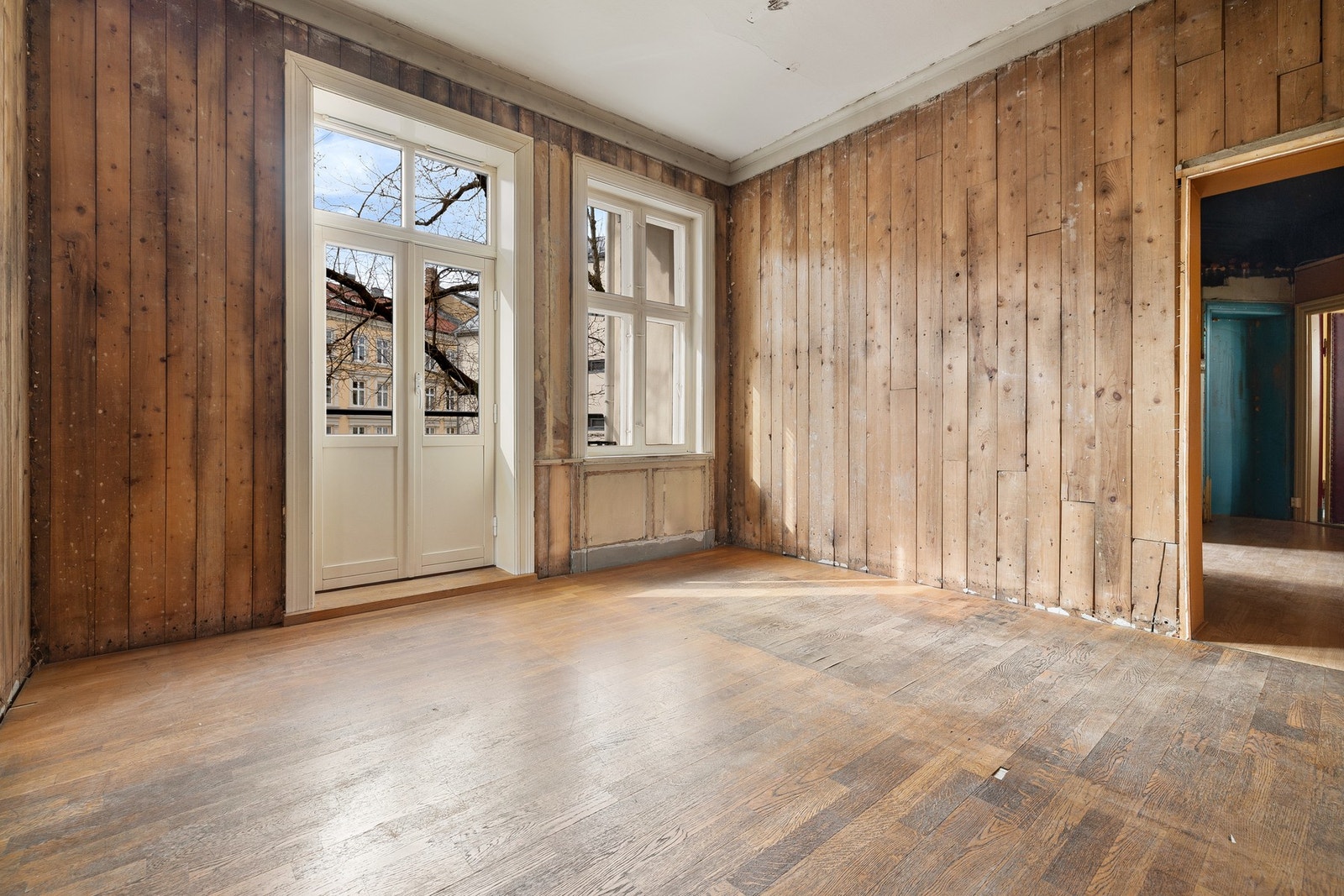 Flere muligheter og spennende potensial; kjøper kan omsøke leiligheten til én stor leilighet slik den fremstår i dag, eller søke om tilbakeføring til to leiligheter. Megler tar ikke ansvar for om tiltakene lar seg gjennomføre. Galleribilde