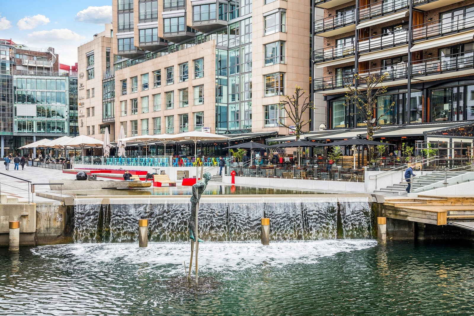 Aker Brygge og Tjuvholmen ligger like i nærheten med flere populære restauranter, shoppingsenter og badebrygge med strand. Galleribilde