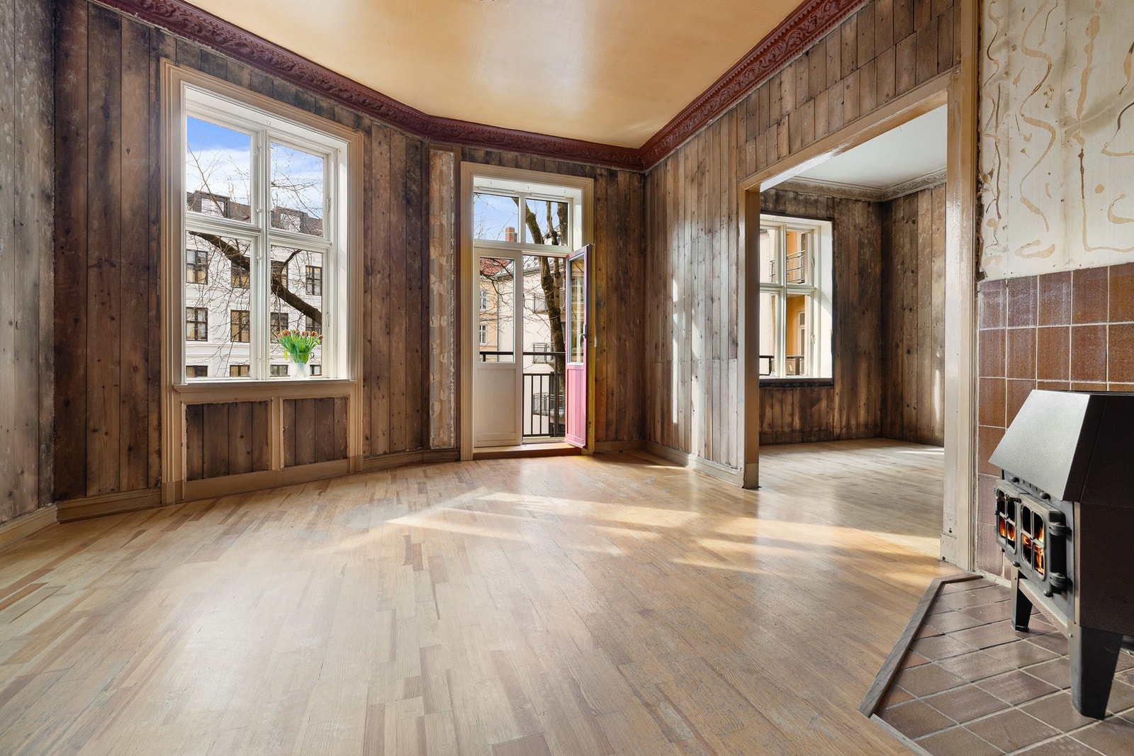 Store, herskapelige rom på rad og lysinnslipp fra tre himmelretninger. Galleribilde