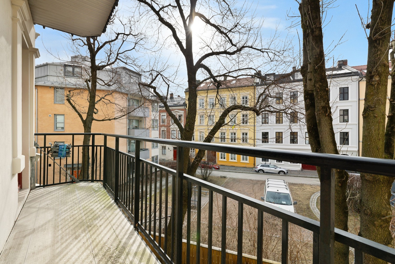 Leiligheten har to solrike balkonger i indre gårdsrom. Galleribilde