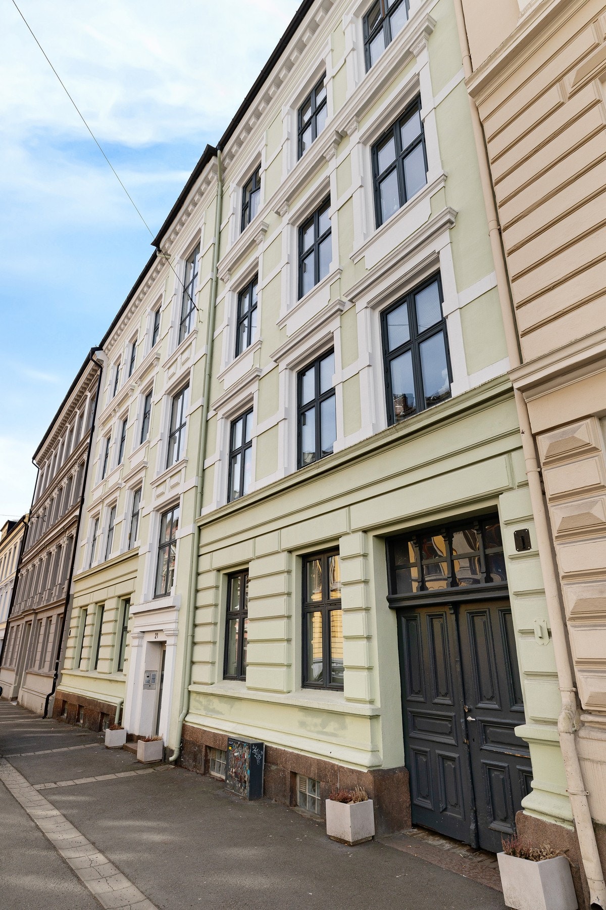 Gården har en av bydelens fineste jugendfasader fra 1894 med ornamenter i stukk modellert på stedet av R. W. Rasmussen. Galleribilde