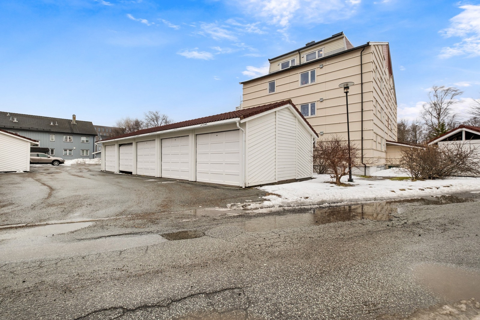 Leiligheten har egen garasje. Galleribilde