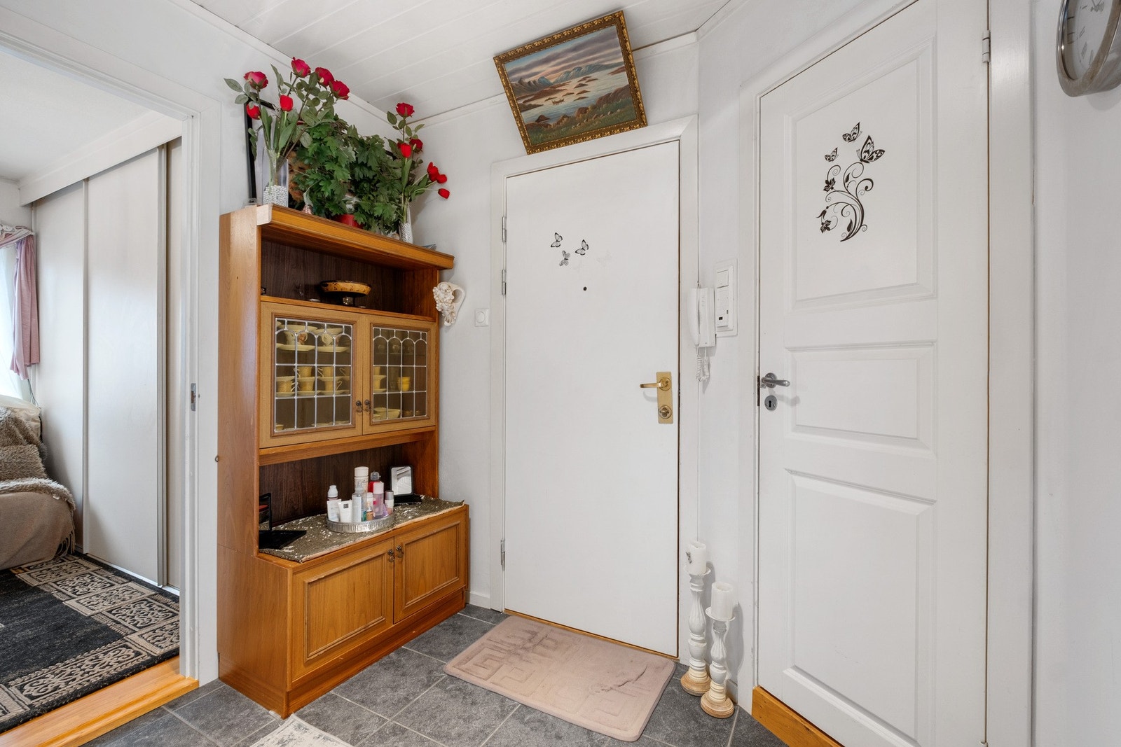 Lys og romslig entre med god plass til oppheng samt å sette fra seg skotøy. Galleribilde