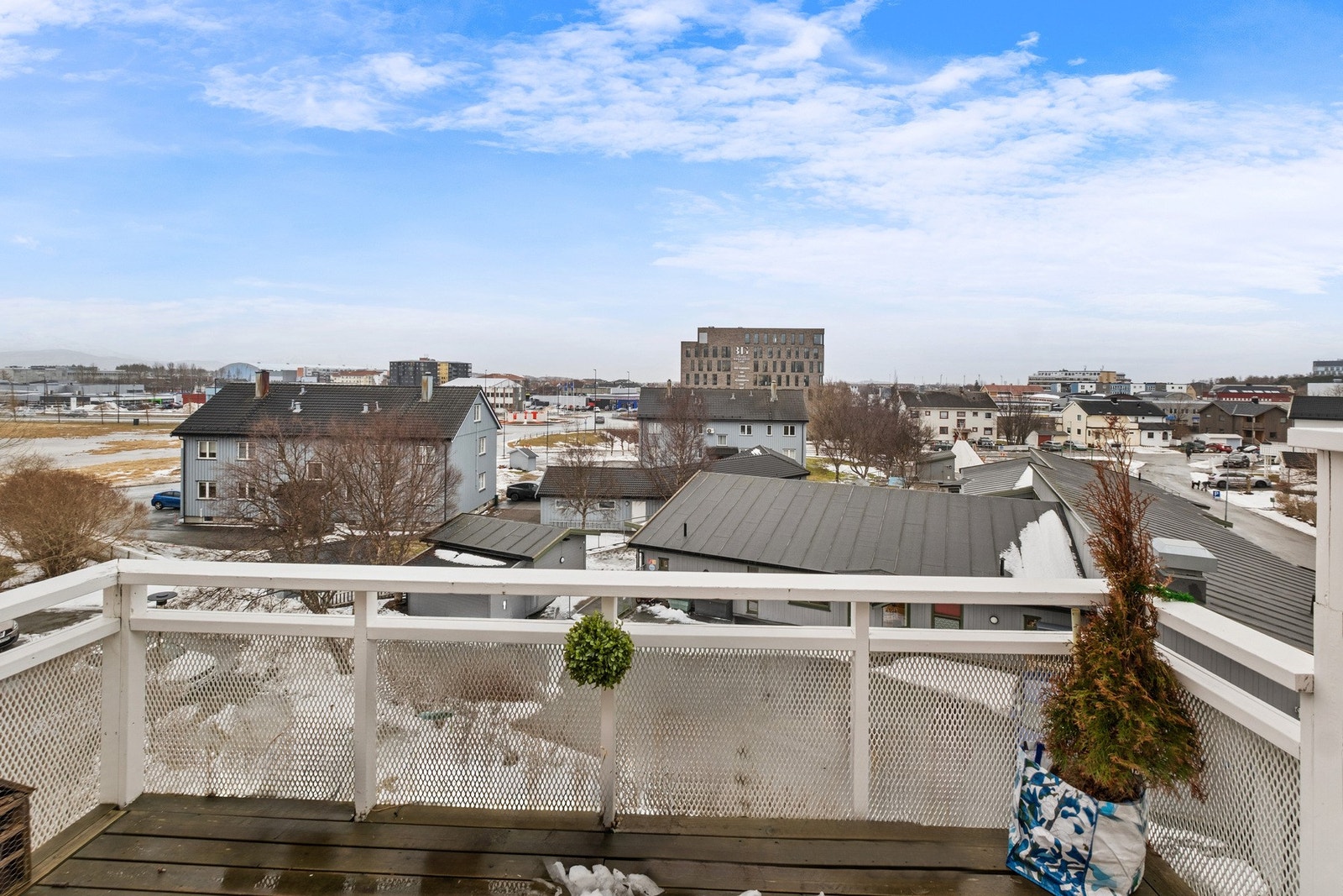 Fra stuen har du en romslig balkong med gode solforhold og en fin utsikt over nærområdet. Galleribilde