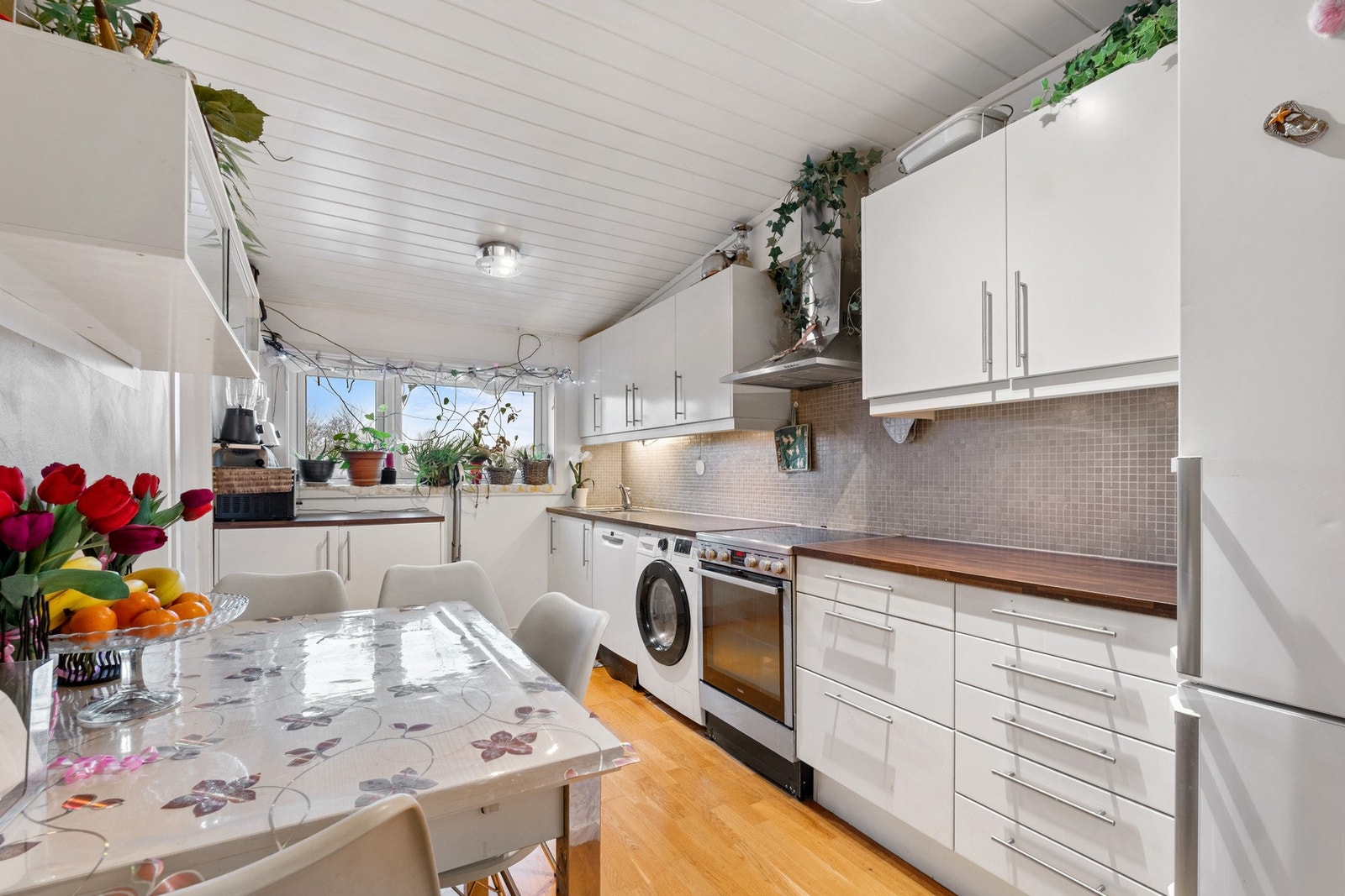 Kjøkkenet ligger i eget rom og er rikelig utbygd med over- og underskap. Galleribilde