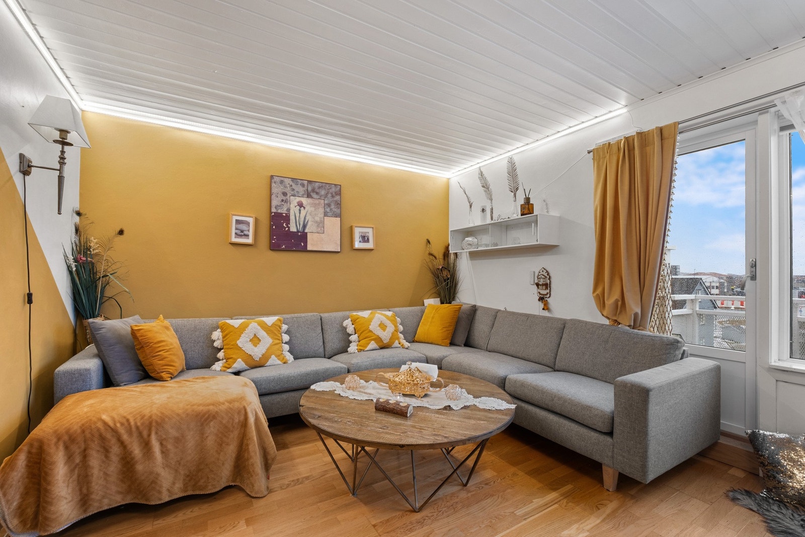 Videre inn i stuen møter du et romslig og luftig oppholdsrom. Galleribilde