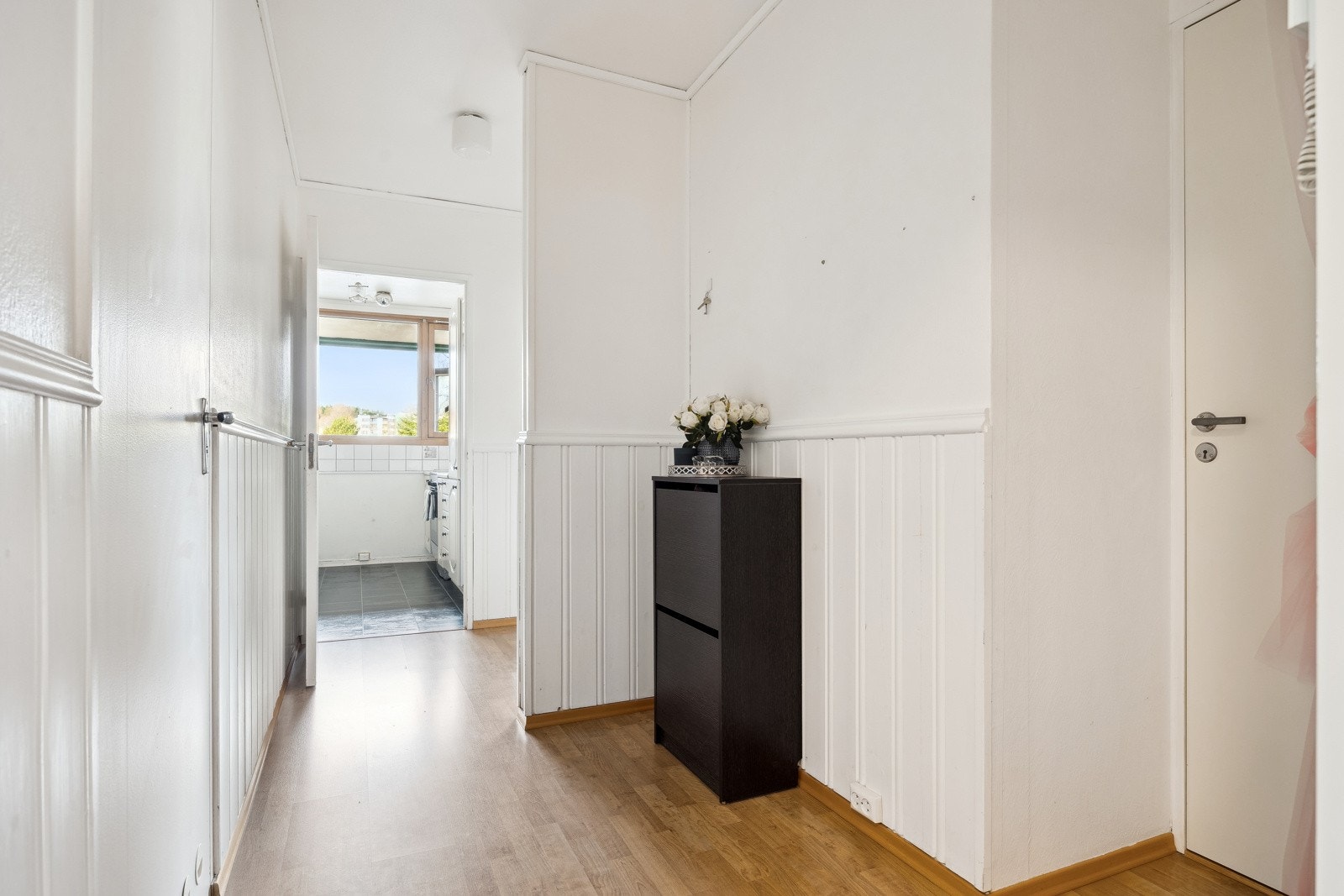 Gangen fører veien videre inn til soverom, kjøkken og stue. Galleribilde