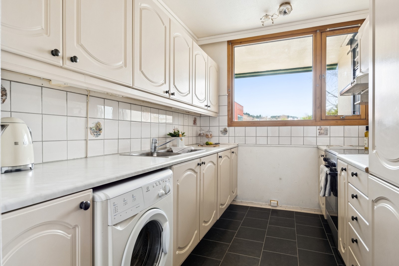 Kjøkkenet er av eldre standard med gode mulighet for oppgraderinger. Galleribilde