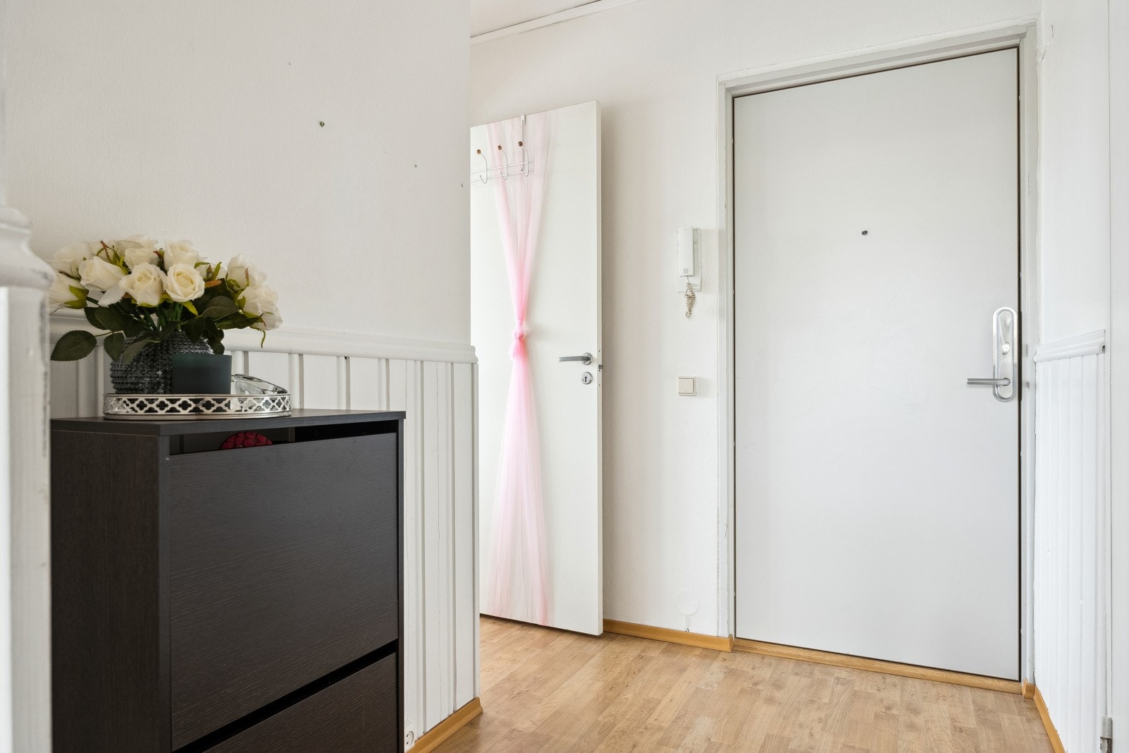 Stor gang med plass til å henge fra seg både yttertøy og sko. Galleribilde