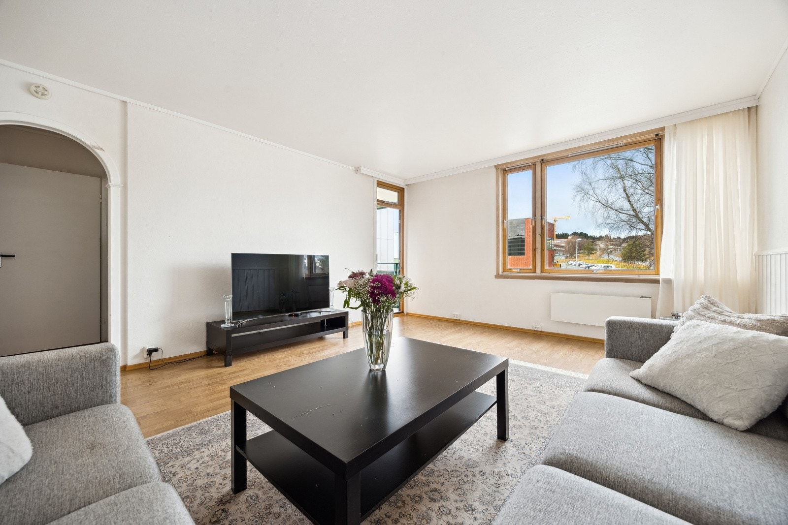 Leiligheten er i byggets 1.etasje og byr på romslig stue, kjøkken, soverom, baderom, samt entrè. Det medfølger to eksterne boder i kjeller for ekstra lagringsplass. Galleribilde