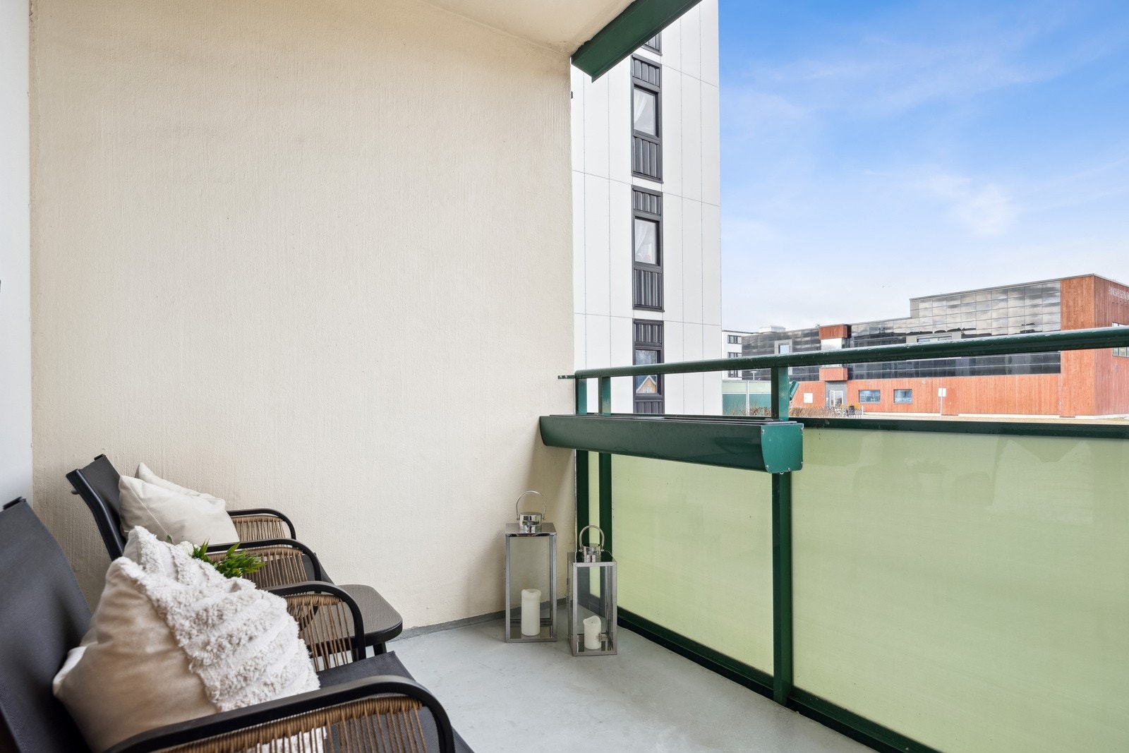 Balkongen er sørvendt og har gode solforhold på dag og ettermiddag Galleribilde