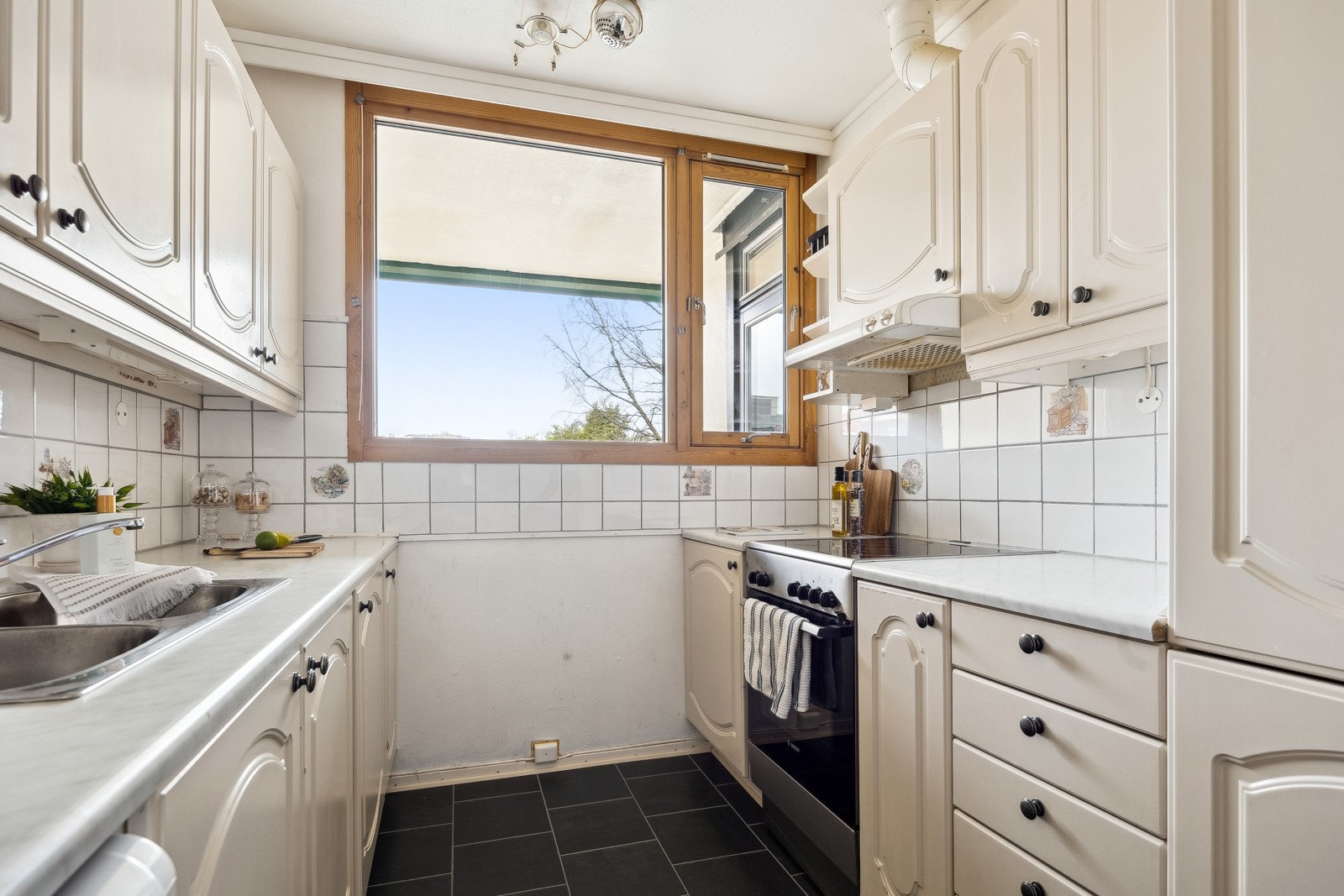 Innredning med hvite profilerte fronter, og godt med benkeplass og oppbevaring. Galleribilde