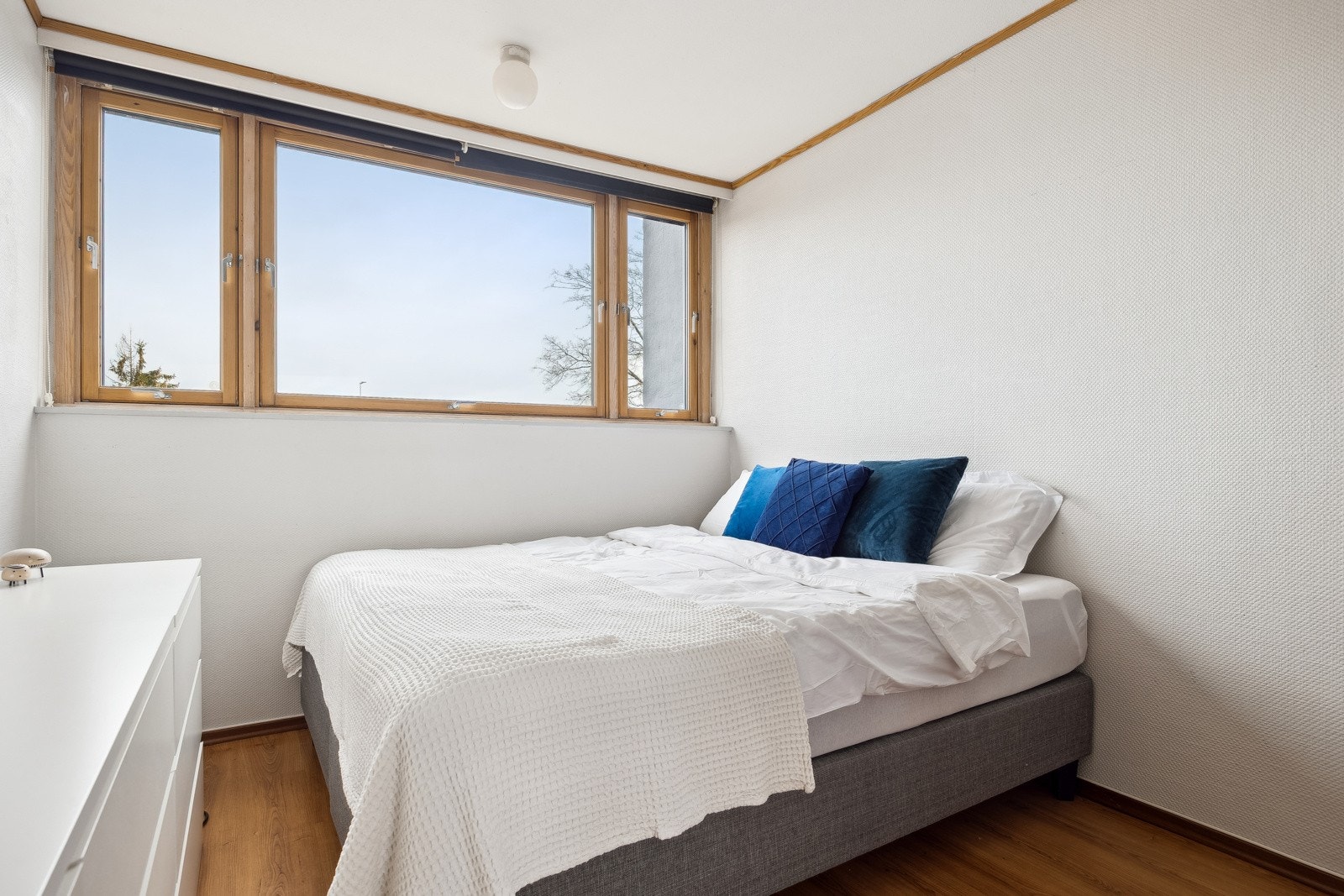 Romslig soverom med plass til ønsket sengestørrelse og garderobeskap. Galleribilde