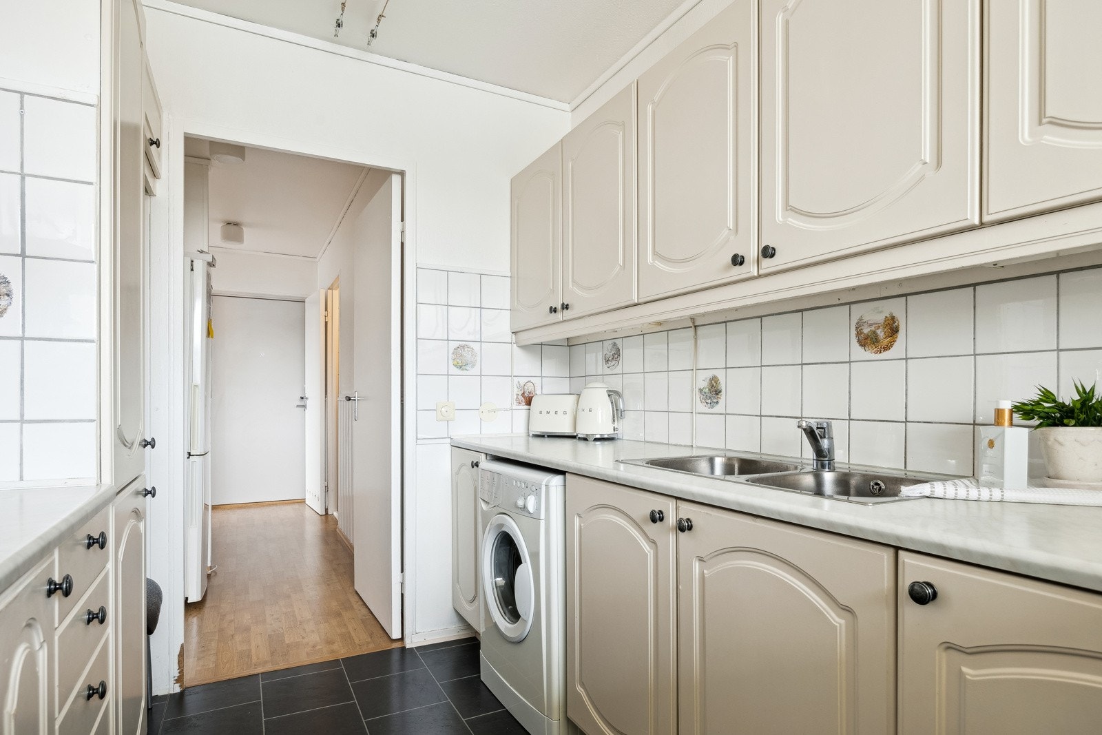 De har valgt oppsett av vaskemaskin på kjøkkenet for bedre plass. Galleribilde