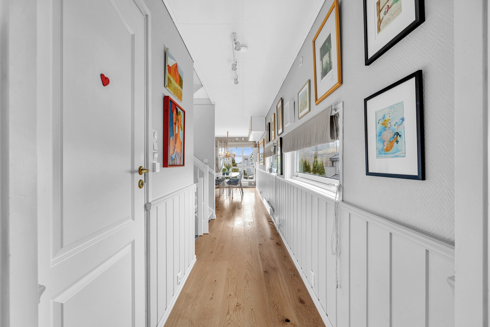 Sjarmerende og lys gang med gjennomgående stil og dekorative detaljer. Galleribilde