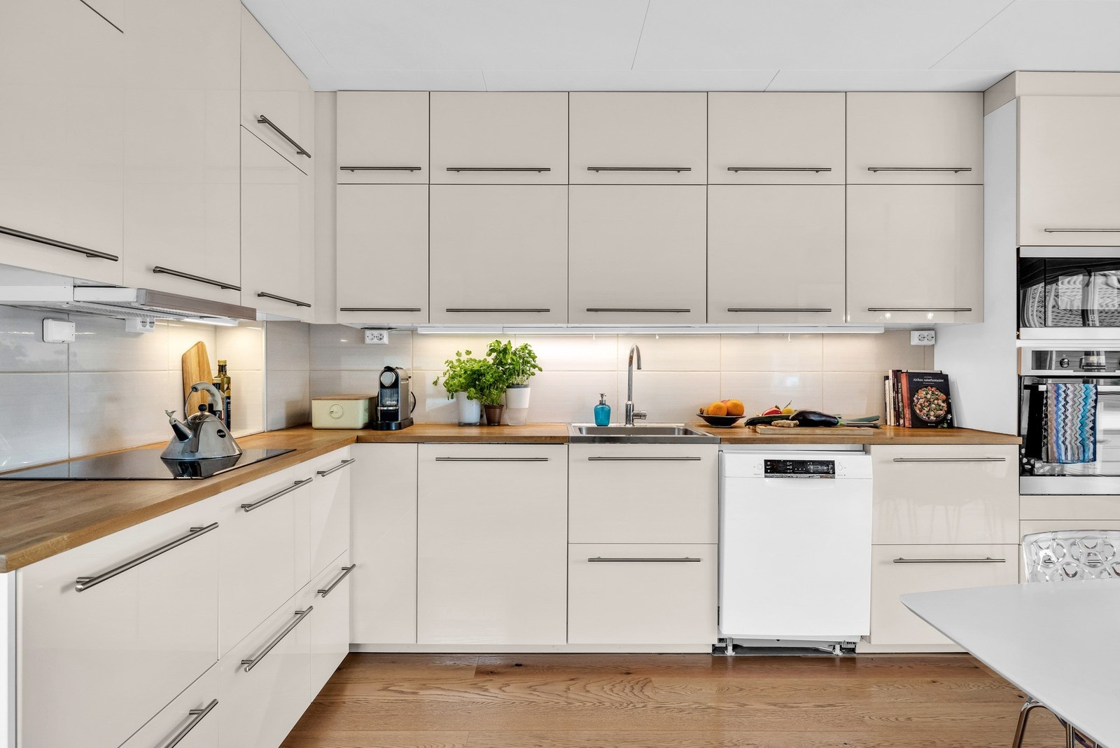 Stilrent kjøkken med helhetlig design og godt med oppbevaringsplass. Galleribilde
