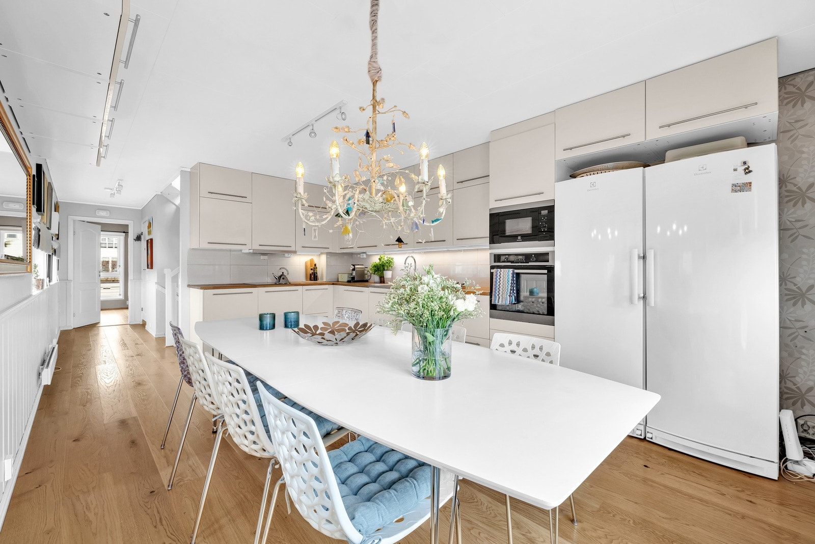 Romslig spiseplass med god plass til hverdagsmiddager. Galleribilde